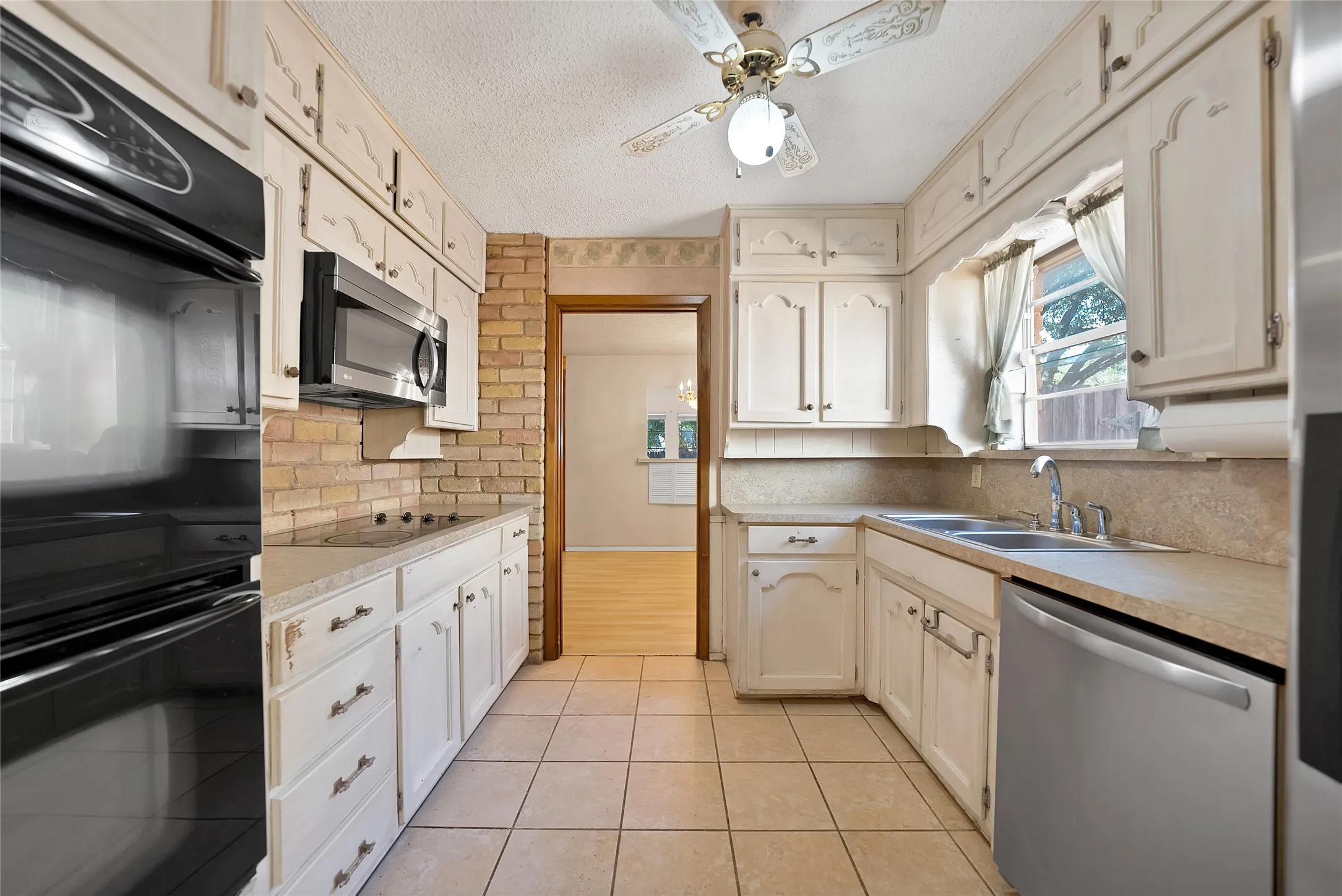 Single Family Residence For Sale in Tarrant County , 2004 Stefani Court, Arlington, Texas 76013, 3 Bedroom, 2 Bathroom, 2 Garage spaces, 1,785 Sqft, built in 1973, mls#21391501, Real Estate Agent in Arlington, Homes For Sale in Tarrant county, Homes For Sale in Arlington, Realtor in Arlington Texas, Real Estate Brokerage Independent Realty Texas, Luminita Cordes Realtor