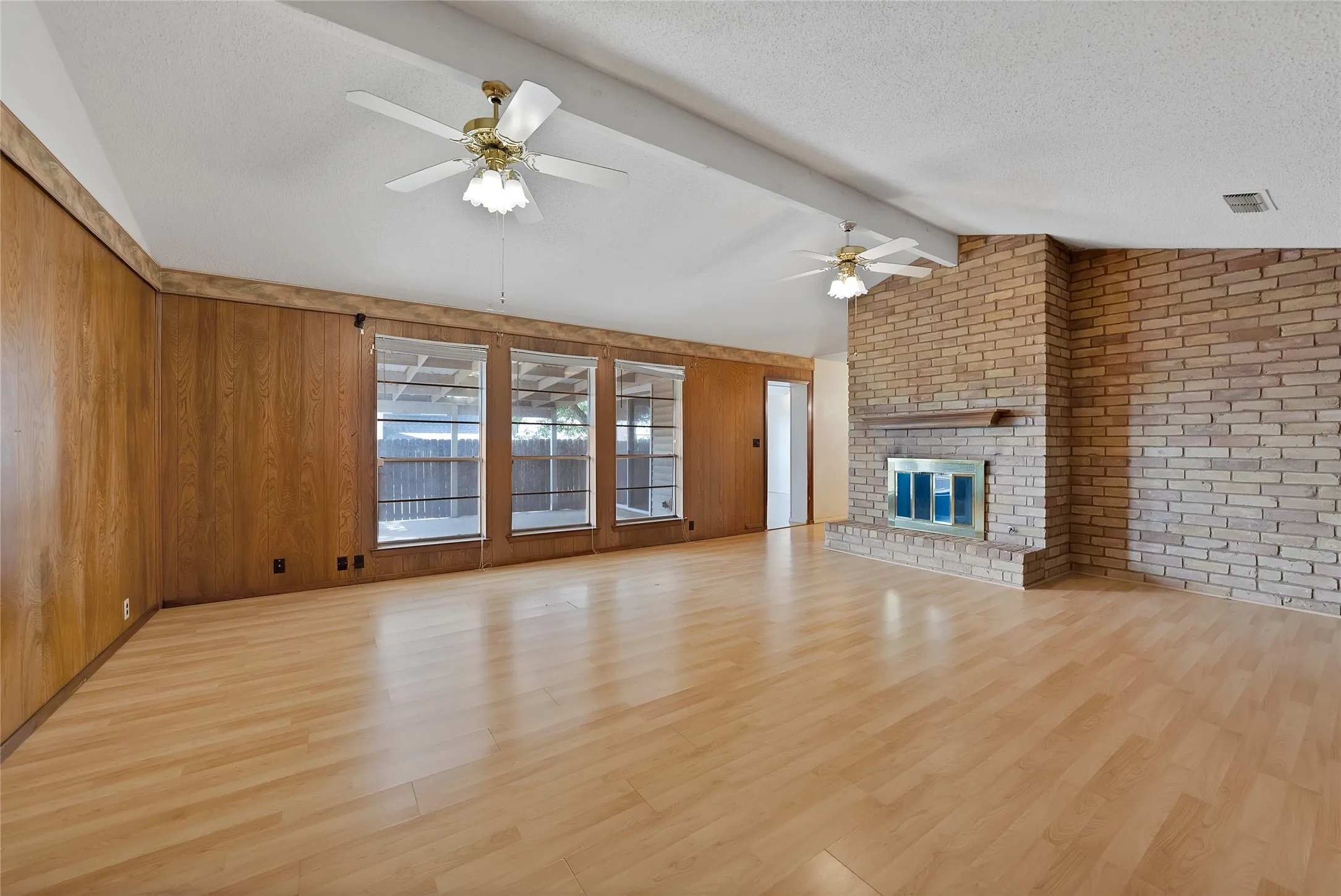 Single Family Residence For Sale in Tarrant County , 2004 Stefani Court, Arlington, Texas 76013, 3 Bedroom, 2 Bathroom, 2 Garage spaces, 1,785 Sqft, built in 1973, mls#21391501, Real Estate Agent in Arlington, Homes For Sale in Tarrant county, Homes For Sale in Arlington, Realtor in Arlington Texas, Real Estate Brokerage Independent Realty Texas, Luminita Cordes Realtor
