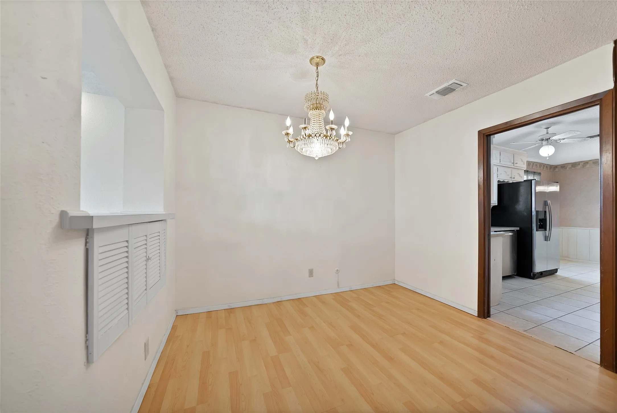 Single Family Residence For Sale in Tarrant County , 2004 Stefani Court, Arlington, Texas 76013, 3 Bedroom, 2 Bathroom, 2 Garage spaces, 1,785 Sqft, built in 1973, mls#21391501, Real Estate Agent in Arlington, Homes For Sale in Tarrant county, Homes For Sale in Arlington, Realtor in Arlington Texas, Real Estate Brokerage Independent Realty Texas, Luminita Cordes Realtor