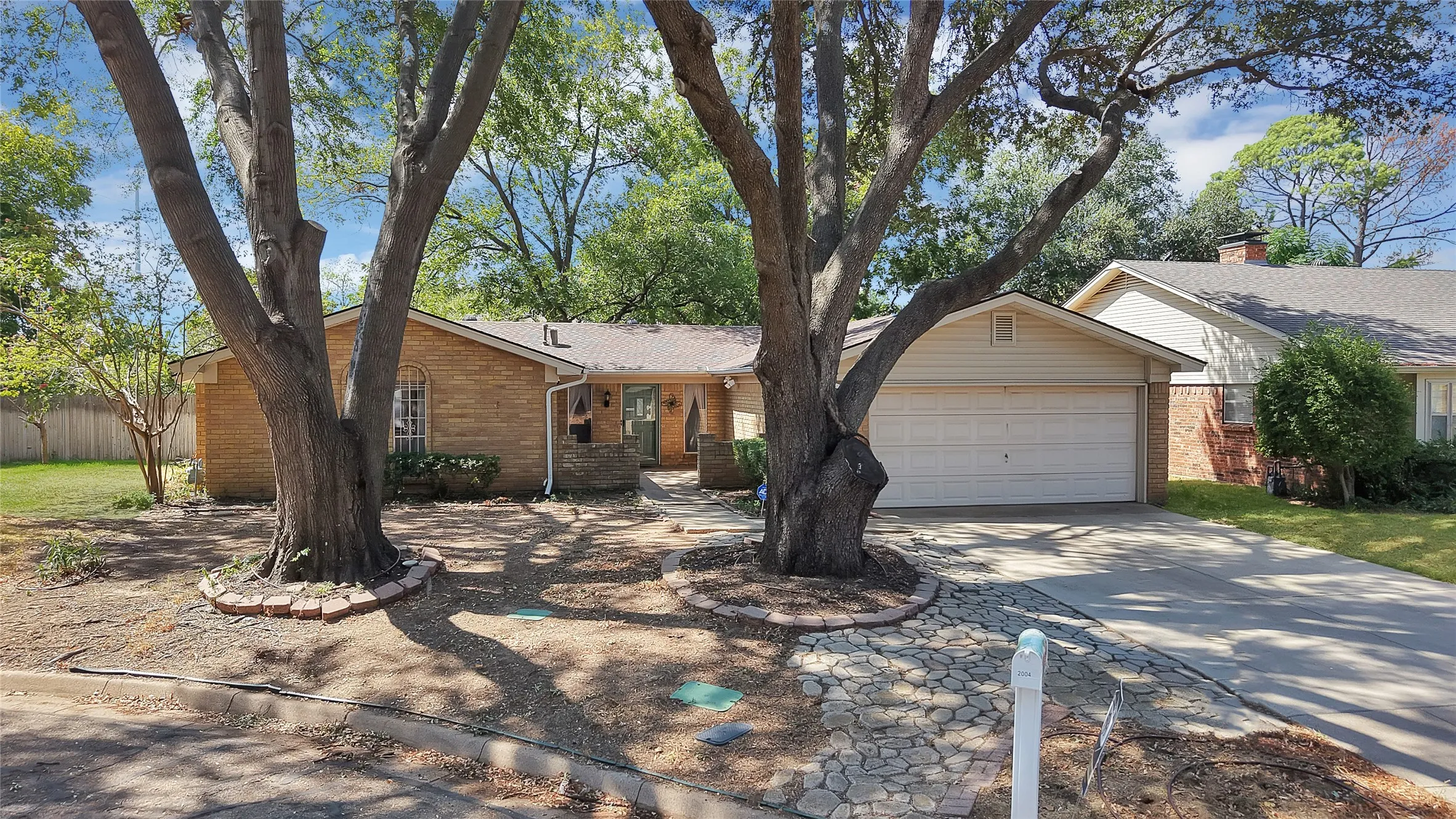 Single Family Residence For Sale in Tarrant County , 2004 Stefani Court, Arlington, Texas 76013, 3 Bedroom, 2 Bathroom, 2 Garage spaces, 1,785 Sqft, built in 1973, mls#21391501, Real Estate Agent in Arlington, Homes For Sale in Tarrant county, Homes For Sale in Arlington, Realtor in Arlington Texas, Real Estate Brokerage Independent Realty Texas, Luminita Cordes Realtor