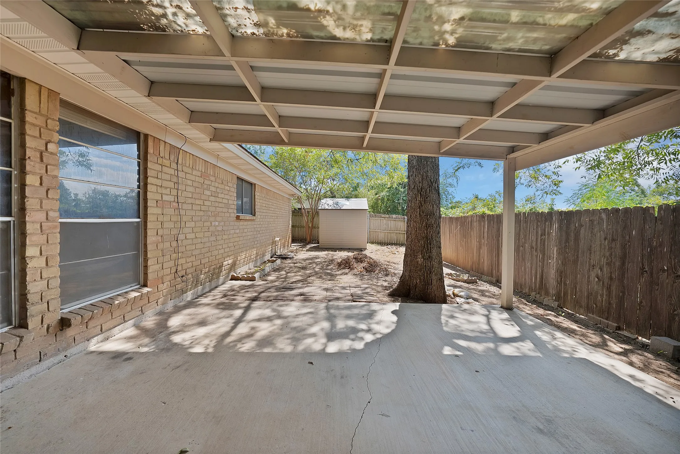 Single Family Residence For Sale in Tarrant County , 2004 Stefani Court, Arlington, Texas 76013, 3 Bedroom, 2 Bathroom, 2 Garage spaces, 1,785 Sqft, built in 1973, mls#21391501, Real Estate Agent in Arlington, Homes For Sale in Tarrant county, Homes For Sale in Arlington, Realtor in Arlington Texas, Real Estate Brokerage Independent Realty Texas, Luminita Cordes Realtor