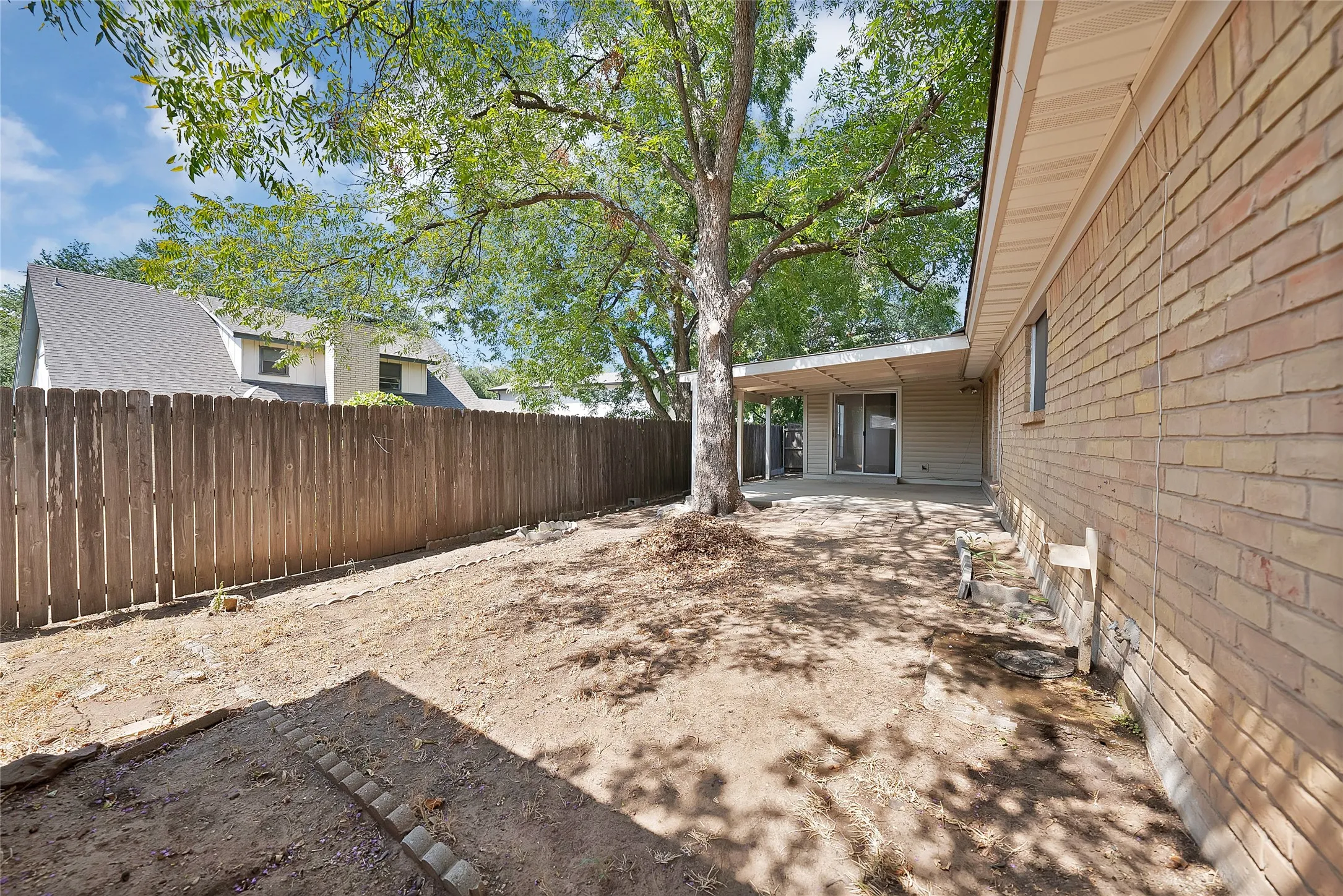 Single Family Residence For Sale in Tarrant County , 2004 Stefani Court, Arlington, Texas 76013, 3 Bedroom, 2 Bathroom, 2 Garage spaces, 1,785 Sqft, built in 1973, mls#21391501, Real Estate Agent in Arlington, Homes For Sale in Tarrant county, Homes For Sale in Arlington, Realtor in Arlington Texas, Real Estate Brokerage Independent Realty Texas, Luminita Cordes Realtor