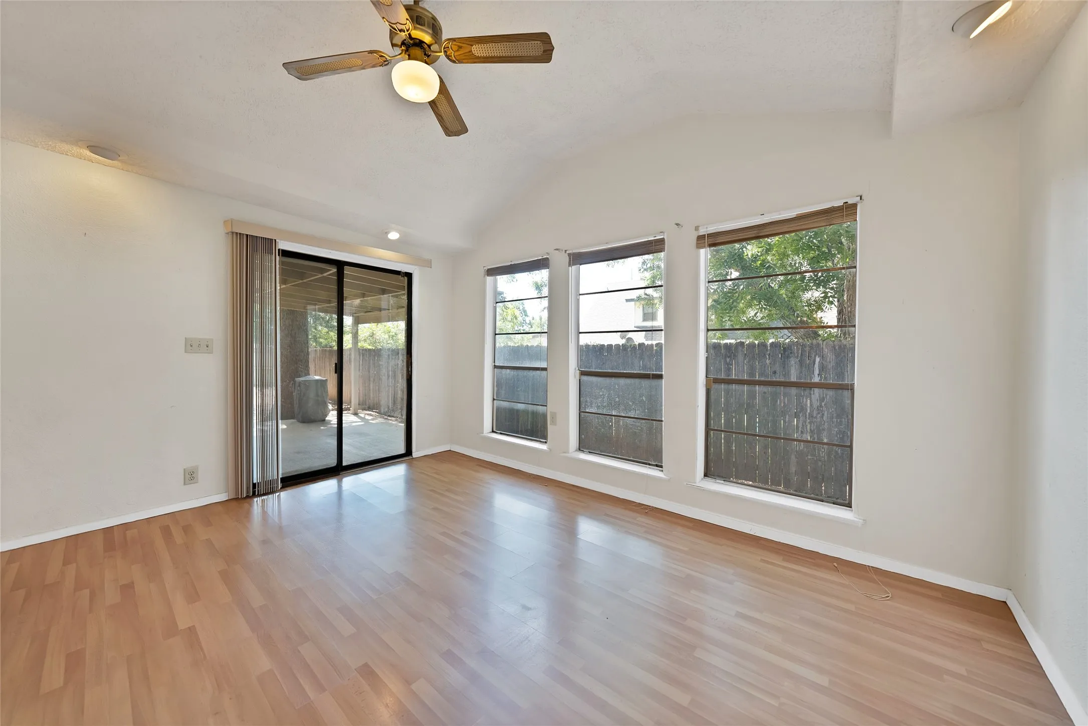 Single Family Residence For Sale in Tarrant County , 2004 Stefani Court, Arlington, Texas 76013, 3 Bedroom, 2 Bathroom, 2 Garage spaces, 1,785 Sqft, built in 1973, mls#21391501, Real Estate Agent in Arlington, Homes For Sale in Tarrant county, Homes For Sale in Arlington, Realtor in Arlington Texas, Real Estate Brokerage Independent Realty Texas, Luminita Cordes Realtor