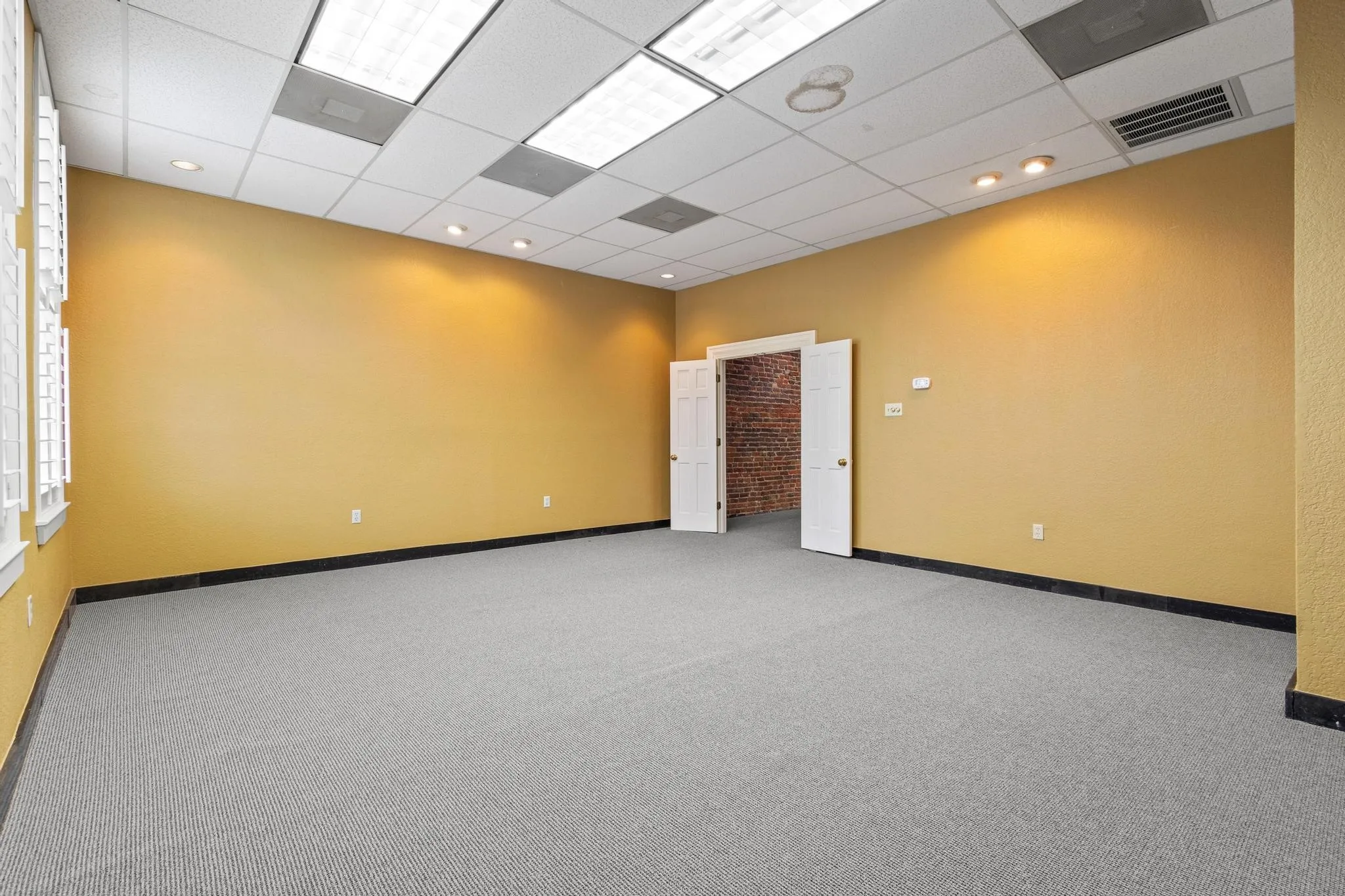 Retail For Sale in Grayson County , 211 S Travis Street, Sherman, Texas 75090, 0, 0, Garage spaces, 0 Sqft, built in 1920, mls#21391586, Real Estate Agent in Sherman, Homes For Sale in Grayson county, Homes For Sale in Sherman, Realtor in Sherman Texas, Real Estate Brokerage Independent Realty Texas, Luminita Cordes Realtor