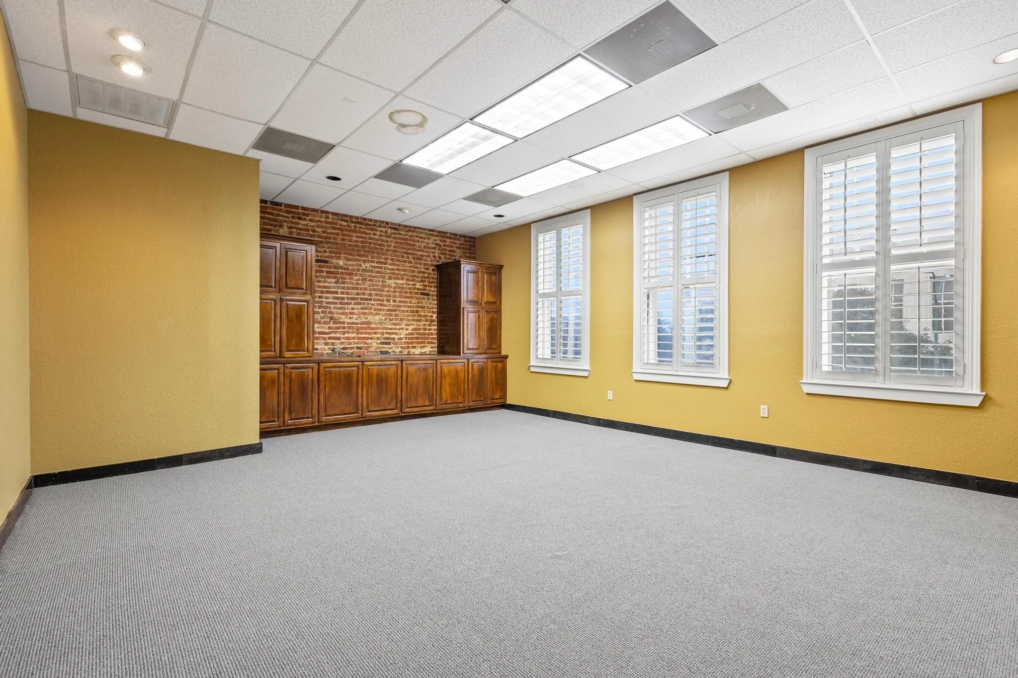Retail For Sale in Grayson County , 211 S Travis Street, Sherman, Texas 75090, 0, 0, Garage spaces, 0 Sqft, built in 1920, mls#21391586, Real Estate Agent in Sherman, Homes For Sale in Grayson county, Homes For Sale in Sherman, Realtor in Sherman Texas, Real Estate Brokerage Independent Realty Texas, Luminita Cordes Realtor