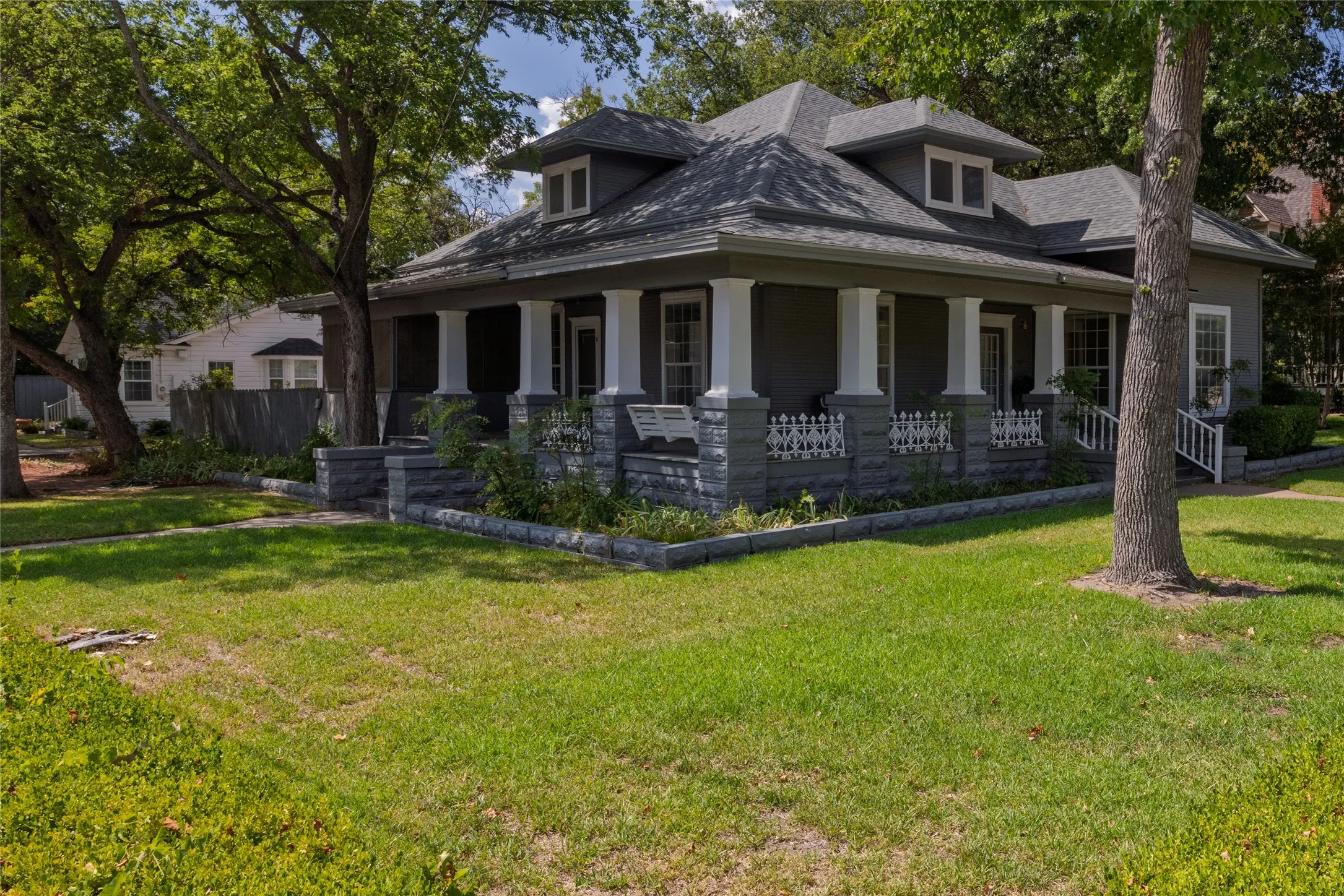 Single Family Residence For Sale in Parker County , 401 W Lee, Weatherford, Texas 76086, 2 Bedroom, 2 Bathroom, Garage spaces, 1,809 Sqft, built in 1898, mls#21391038, Real Estate Agent in Weatherford, Homes For Sale in Parker county, Homes For Sale in Weatherford, Realtor in Weatherford Texas, Real Estate Brokerage Independent Realty Texas, Luminita Cordes Realtor