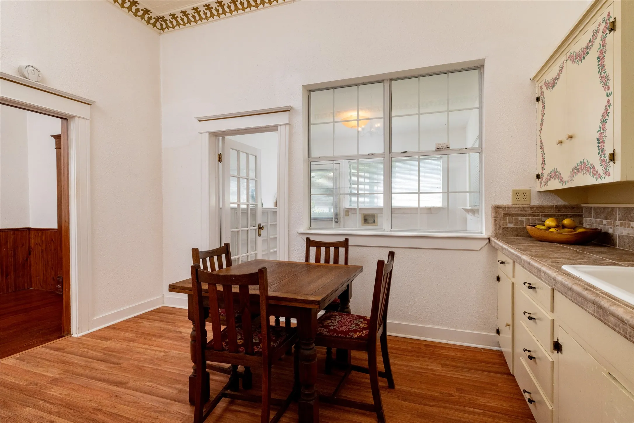 Single Family Residence For Sale in Parker County , 401 W Lee, Weatherford, Texas 76086, 2 Bedroom, 2 Bathroom, Garage spaces, 1,809 Sqft, built in 1898, mls#21391038, Real Estate Agent in Weatherford, Homes For Sale in Parker county, Homes For Sale in Weatherford, Realtor in Weatherford Texas, Real Estate Brokerage Independent Realty Texas, Luminita Cordes Realtor