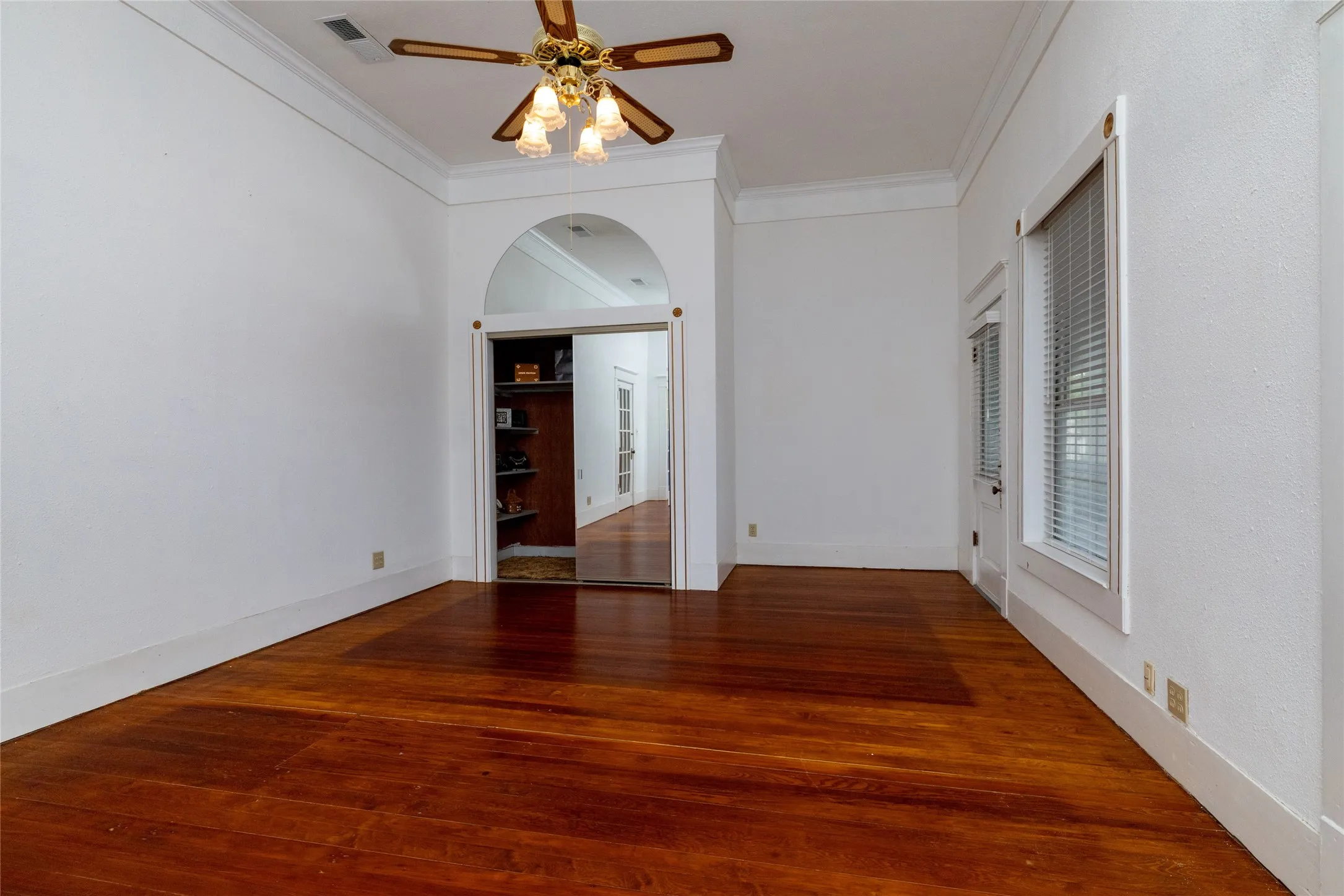 Single Family Residence For Sale in Parker County , 401 W Lee, Weatherford, Texas 76086, 2 Bedroom, 2 Bathroom, Garage spaces, 1,809 Sqft, built in 1898, mls#21391038, Real Estate Agent in Weatherford, Homes For Sale in Parker county, Homes For Sale in Weatherford, Realtor in Weatherford Texas, Real Estate Brokerage Independent Realty Texas, Luminita Cordes Realtor