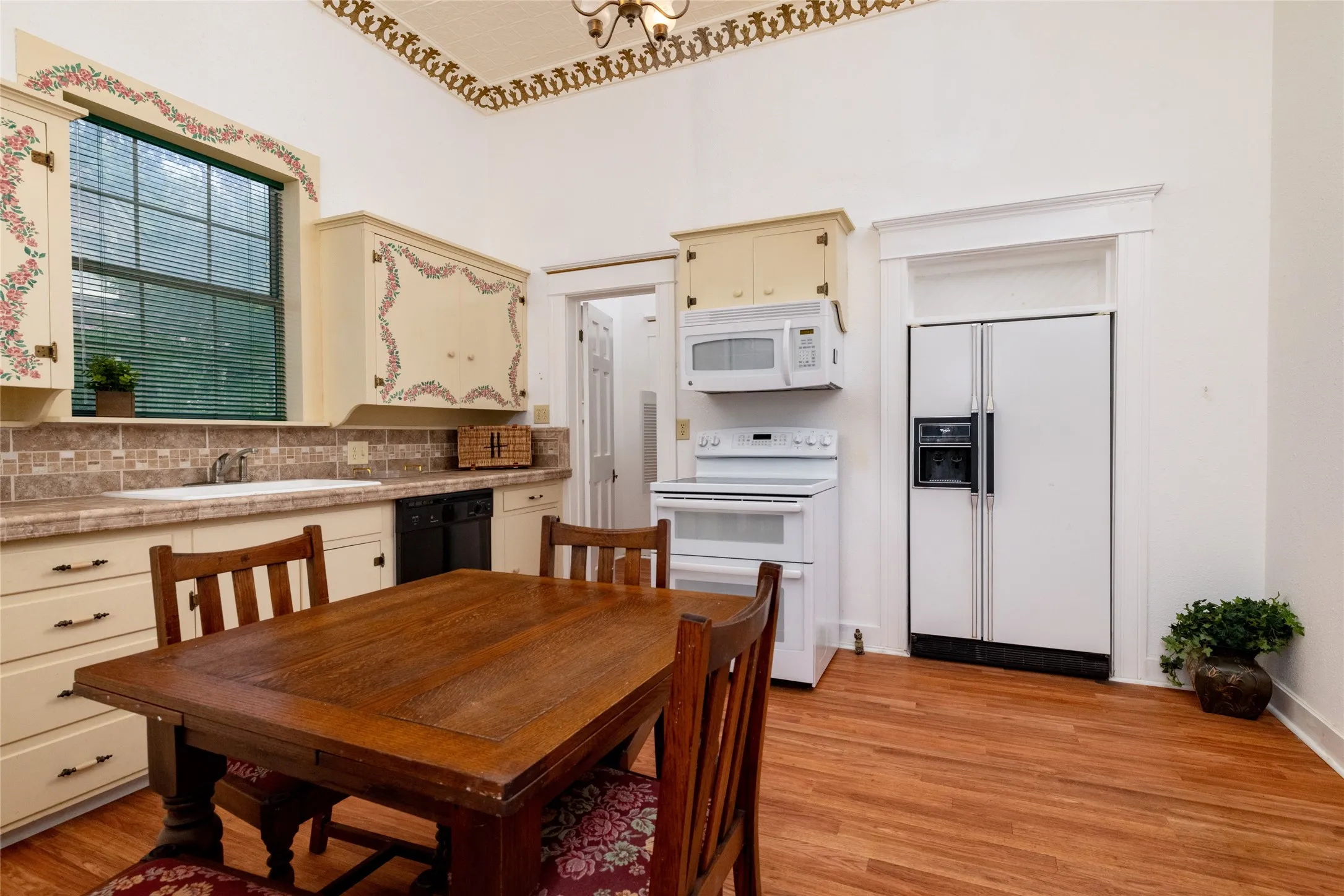 Single Family Residence For Sale in Parker County , 401 W Lee, Weatherford, Texas 76086, 2 Bedroom, 2 Bathroom, Garage spaces, 1,809 Sqft, built in 1898, mls#21391038, Real Estate Agent in Weatherford, Homes For Sale in Parker county, Homes For Sale in Weatherford, Realtor in Weatherford Texas, Real Estate Brokerage Independent Realty Texas, Luminita Cordes Realtor