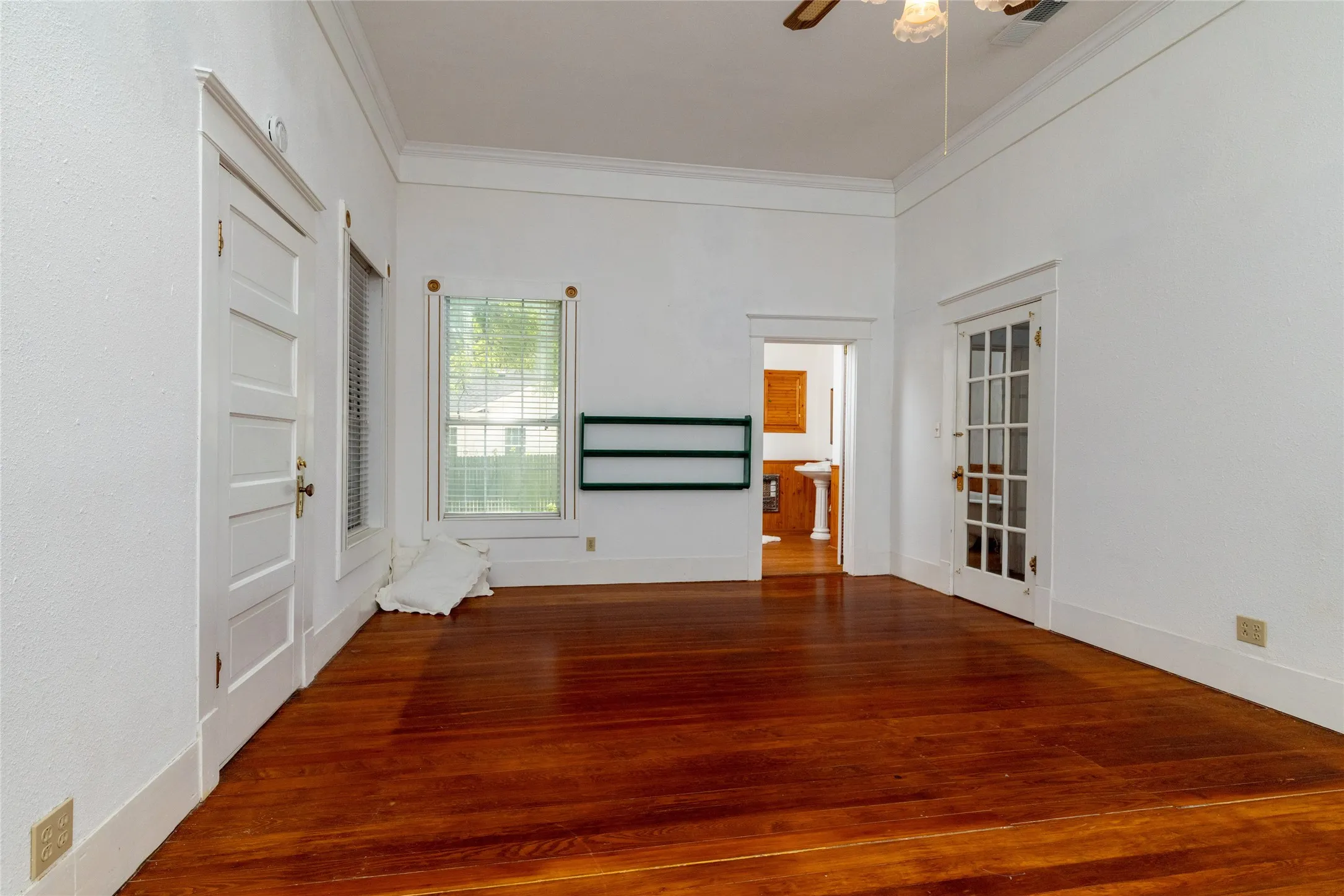 Single Family Residence For Sale in Parker County , 401 W Lee, Weatherford, Texas 76086, 2 Bedroom, 2 Bathroom, Garage spaces, 1,809 Sqft, built in 1898, mls#21391038, Real Estate Agent in Weatherford, Homes For Sale in Parker county, Homes For Sale in Weatherford, Realtor in Weatherford Texas, Real Estate Brokerage Independent Realty Texas, Luminita Cordes Realtor