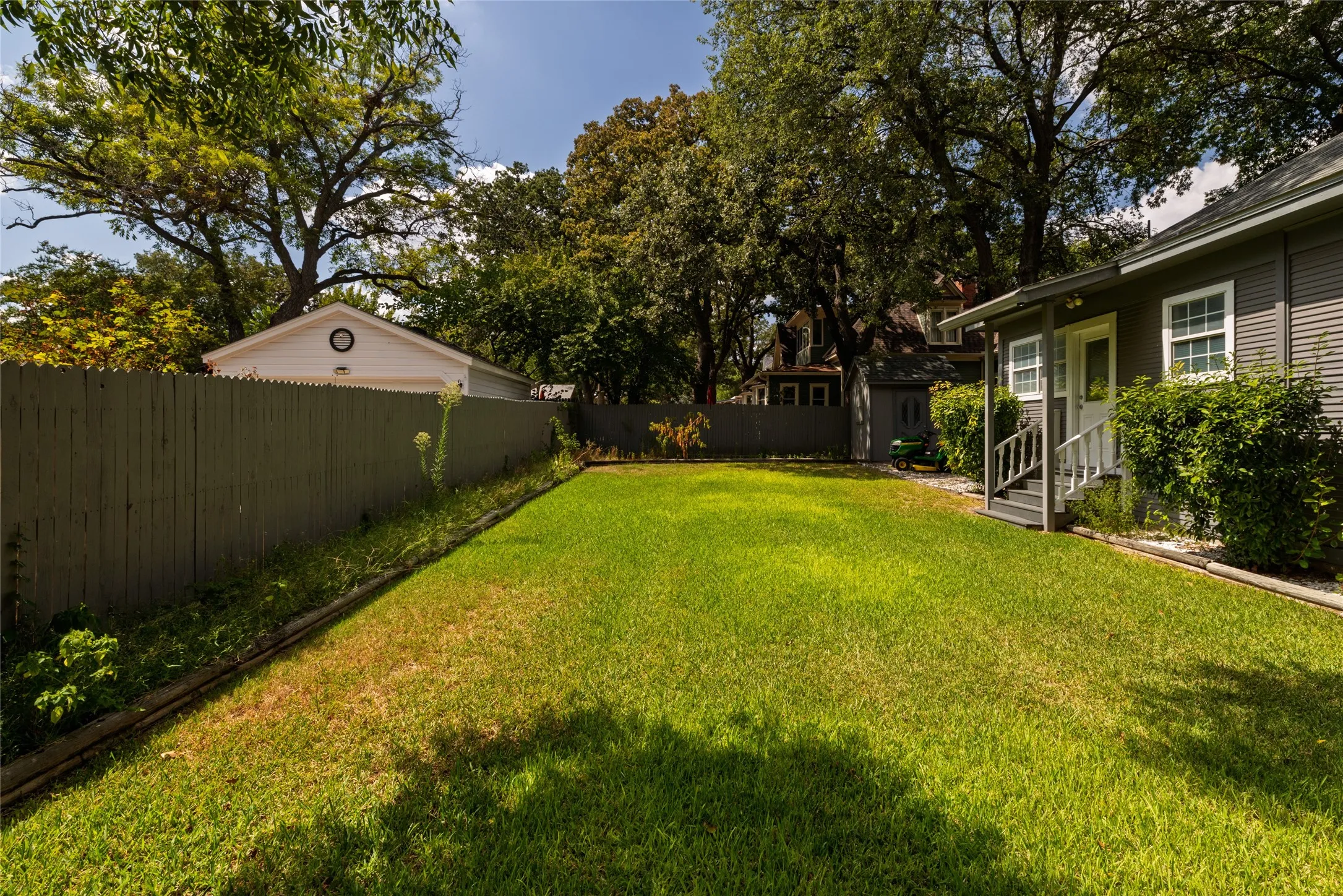 Single Family Residence For Sale in Parker County , 401 W Lee, Weatherford, Texas 76086, 2 Bedroom, 2 Bathroom, Garage spaces, 1,809 Sqft, built in 1898, mls#21391038, Real Estate Agent in Weatherford, Homes For Sale in Parker county, Homes For Sale in Weatherford, Realtor in Weatherford Texas, Real Estate Brokerage Independent Realty Texas, Luminita Cordes Realtor