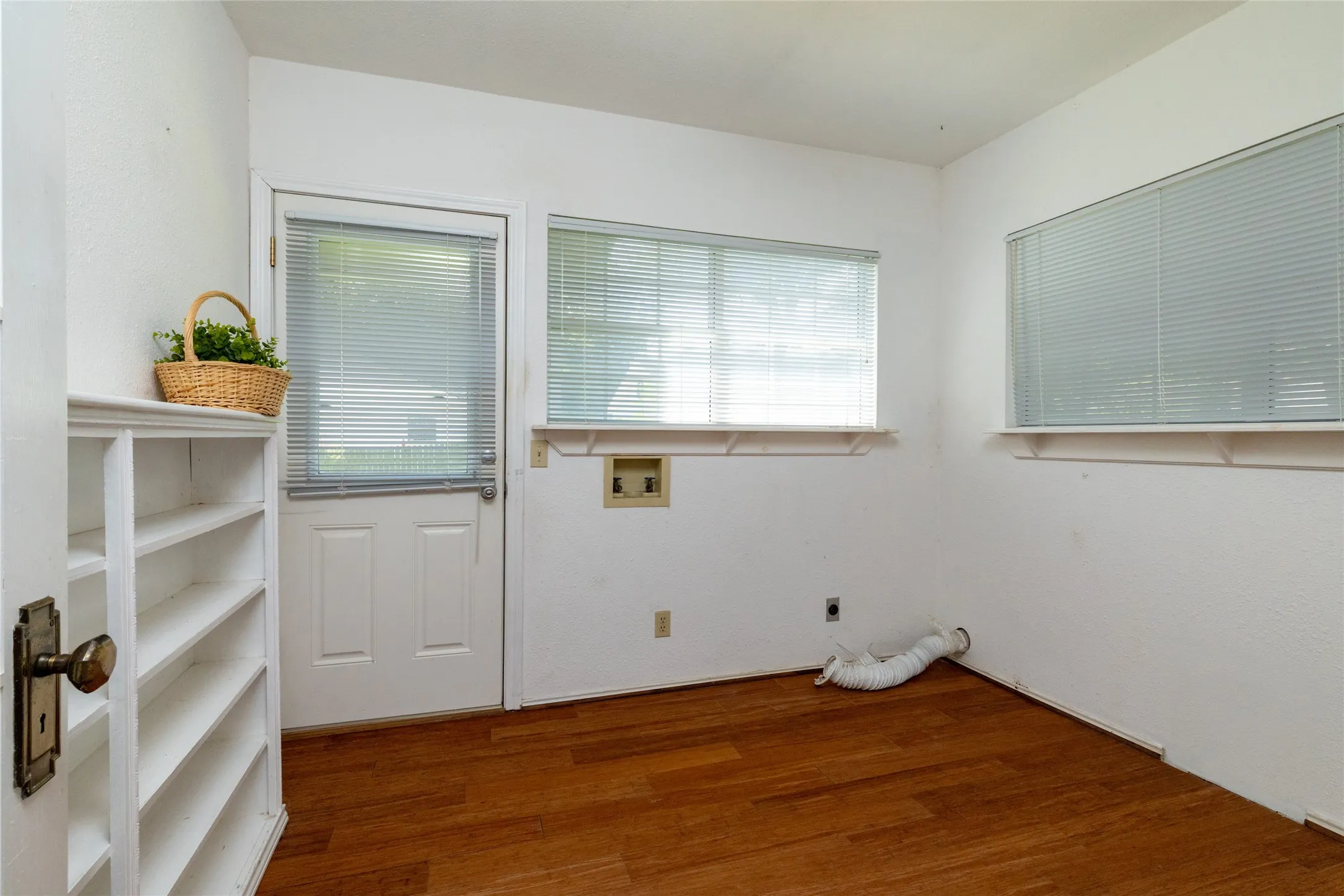 Single Family Residence For Sale in Parker County , 401 W Lee, Weatherford, Texas 76086, 2 Bedroom, 2 Bathroom, Garage spaces, 1,809 Sqft, built in 1898, mls#21391038, Real Estate Agent in Weatherford, Homes For Sale in Parker county, Homes For Sale in Weatherford, Realtor in Weatherford Texas, Real Estate Brokerage Independent Realty Texas, Luminita Cordes Realtor
