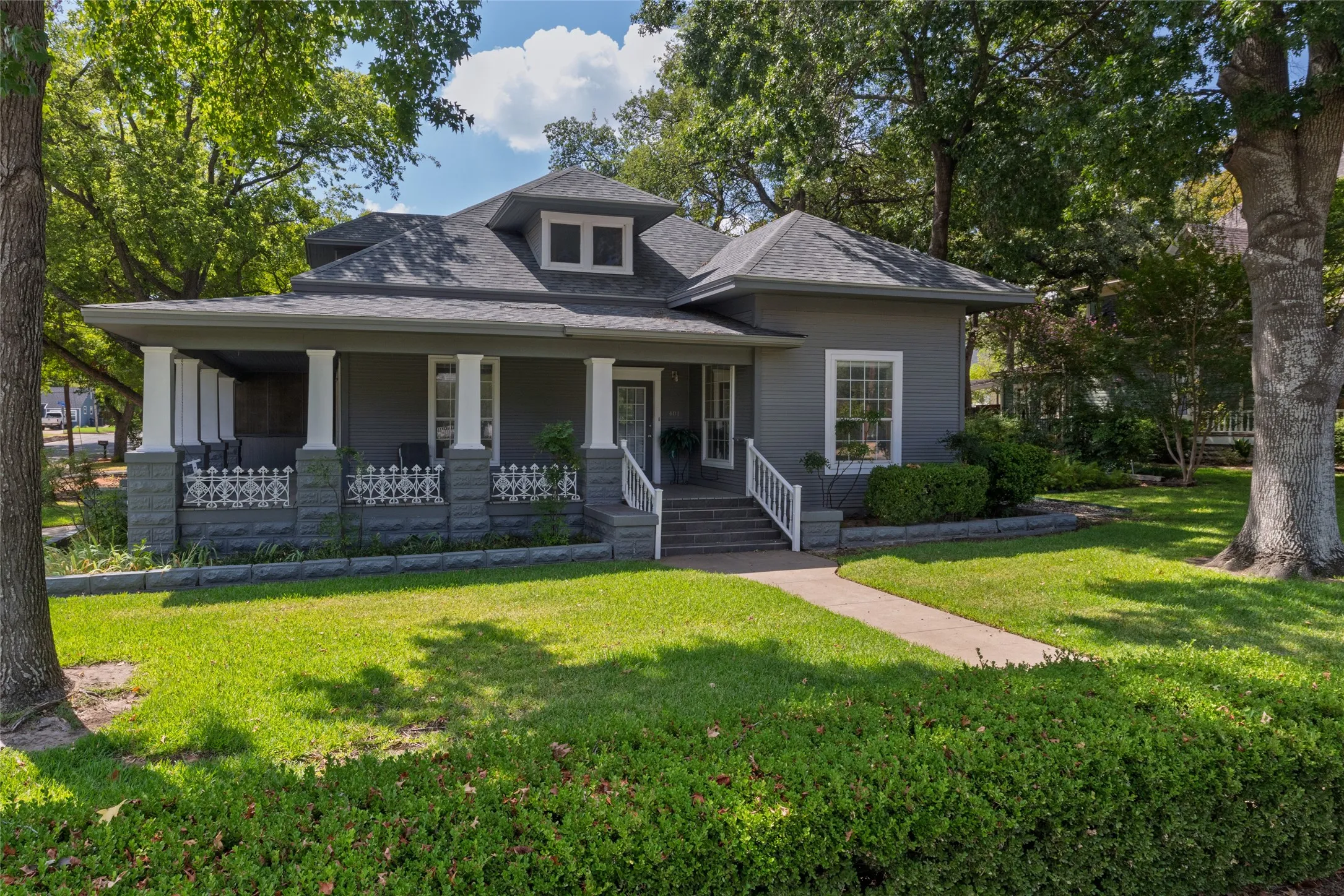 Single Family Residence For Sale in Parker County , 401 W Lee, Weatherford, Texas 76086, 2 Bedroom, 2 Bathroom, Garage spaces, 1,809 Sqft, built in 1898, mls#21391038, Real Estate Agent in Weatherford, Homes For Sale in Parker county, Homes For Sale in Weatherford, Realtor in Weatherford Texas, Real Estate Brokerage Independent Realty Texas, Luminita Cordes Realtor