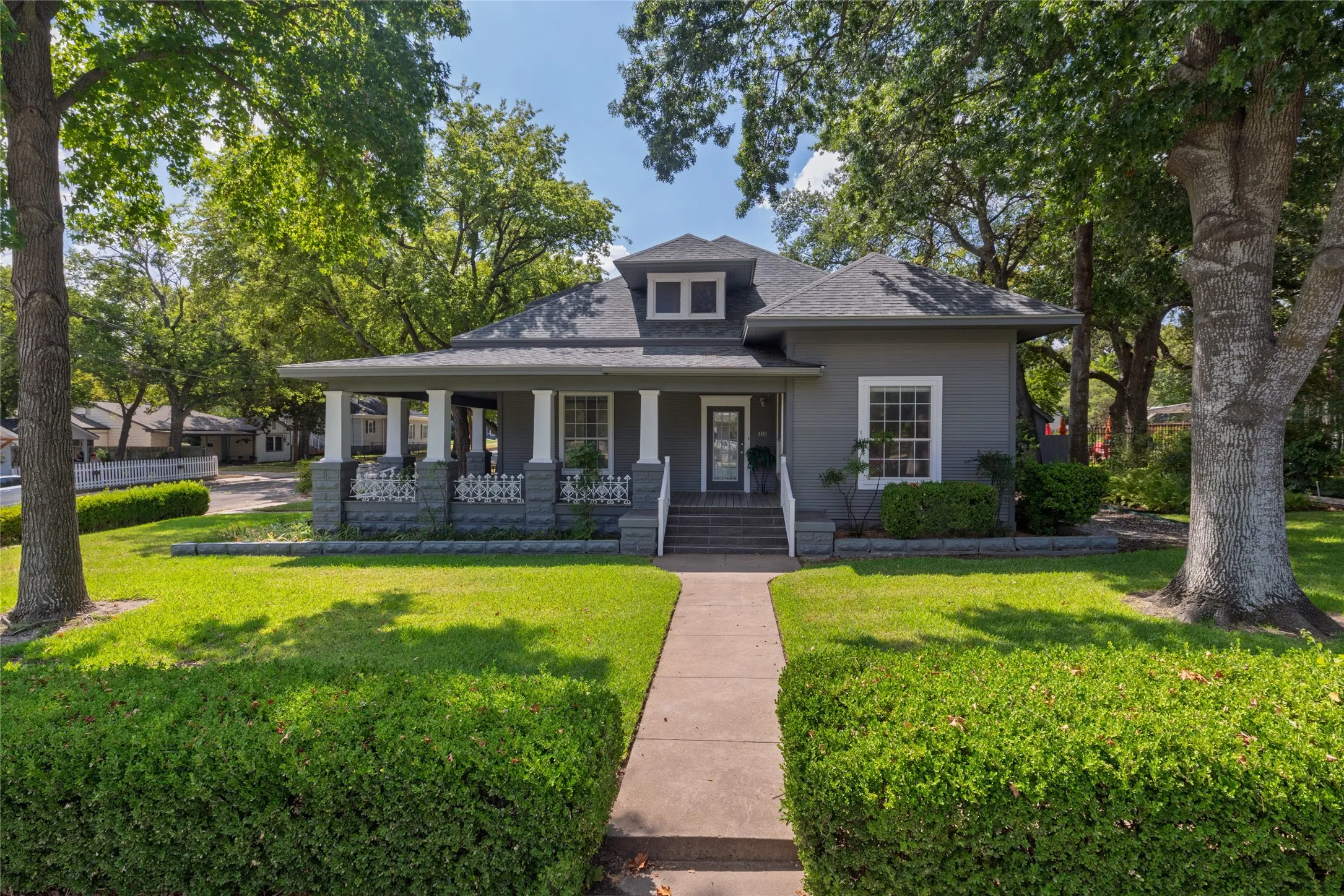 Single Family Residence For Sale in Parker County , 401 W Lee, Weatherford, Texas 76086, 2 Bedroom, 2 Bathroom, Garage spaces, 1,809 Sqft, built in 1898, mls#21391038, Real Estate Agent in Weatherford, Homes For Sale in Parker county, Homes For Sale in Weatherford, Realtor in Weatherford Texas, Real Estate Brokerage Independent Realty Texas, Luminita Cordes Realtor