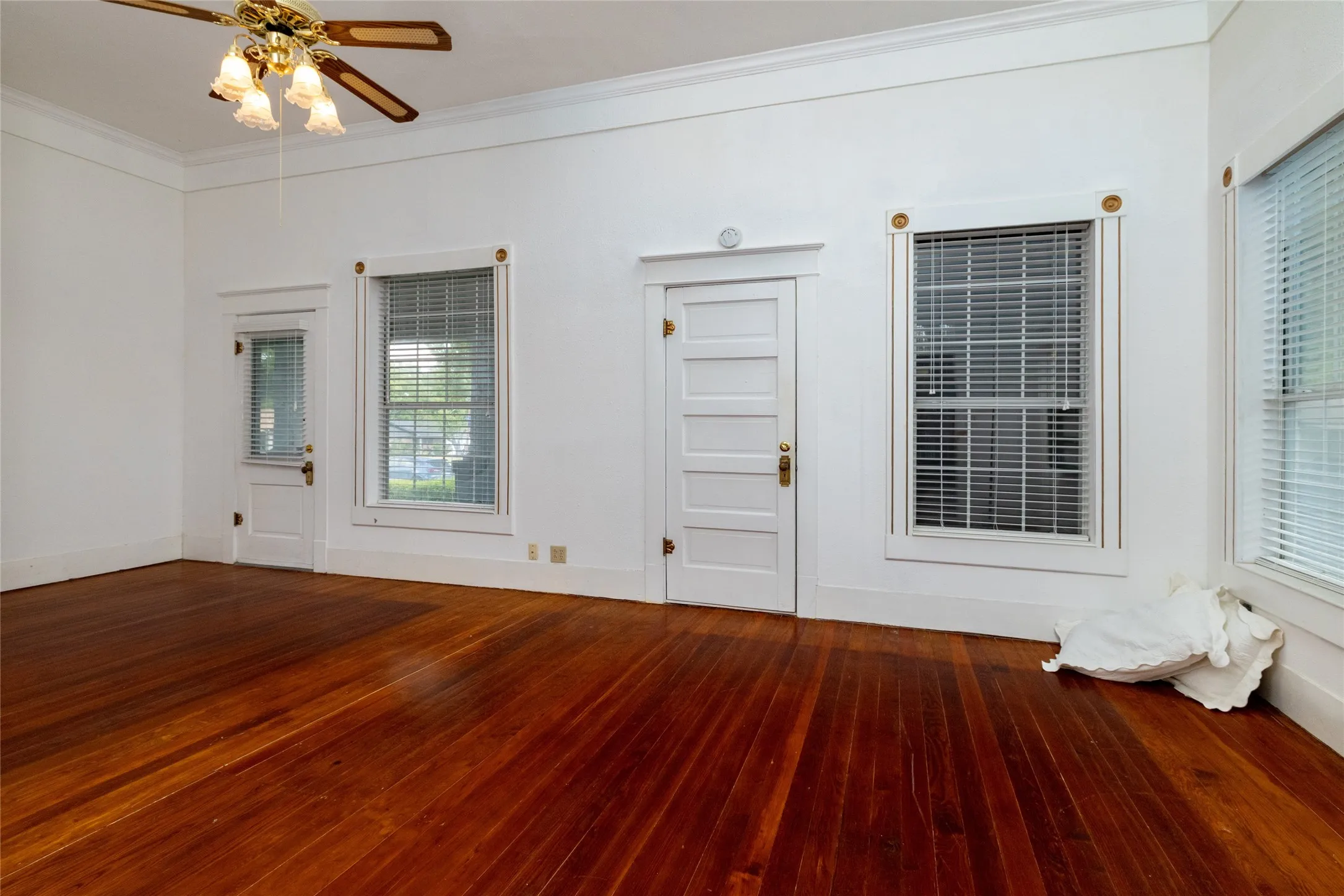 Single Family Residence For Sale in Parker County , 401 W Lee, Weatherford, Texas 76086, 2 Bedroom, 2 Bathroom, Garage spaces, 1,809 Sqft, built in 1898, mls#21391038, Real Estate Agent in Weatherford, Homes For Sale in Parker county, Homes For Sale in Weatherford, Realtor in Weatherford Texas, Real Estate Brokerage Independent Realty Texas, Luminita Cordes Realtor