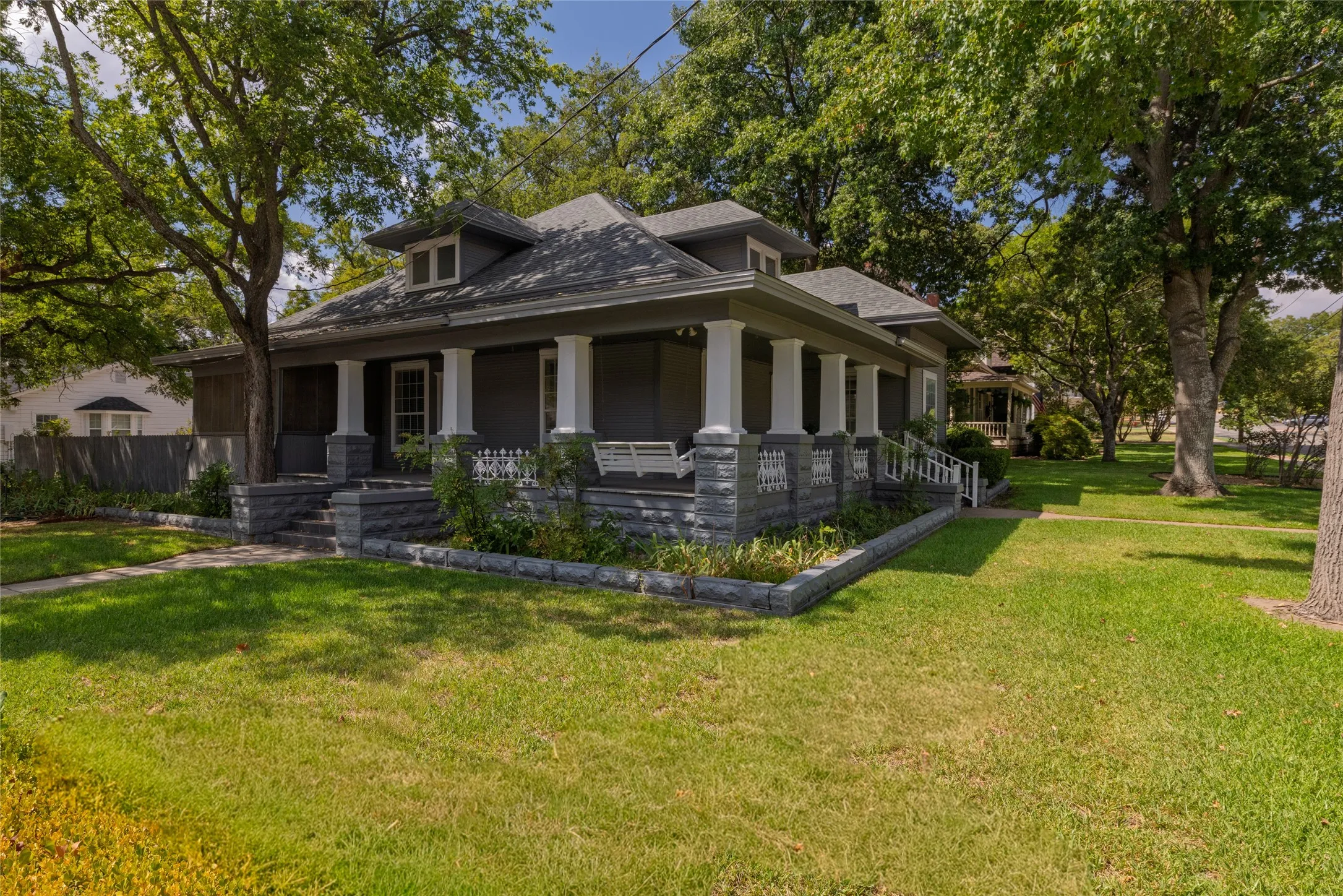 Single Family Residence For Sale in Parker County , 401 W Lee, Weatherford, Texas 76086, 2 Bedroom, 2 Bathroom, Garage spaces, 1,809 Sqft, built in 1898, mls#21391038, Real Estate Agent in Weatherford, Homes For Sale in Parker county, Homes For Sale in Weatherford, Realtor in Weatherford Texas, Real Estate Brokerage Independent Realty Texas, Luminita Cordes Realtor