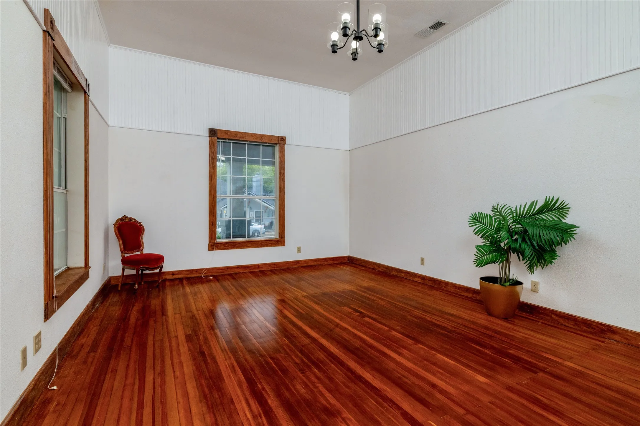Single Family Residence For Sale in Parker County , 401 W Lee, Weatherford, Texas 76086, 2 Bedroom, 2 Bathroom, Garage spaces, 1,809 Sqft, built in 1898, mls#21391038, Real Estate Agent in Weatherford, Homes For Sale in Parker county, Homes For Sale in Weatherford, Realtor in Weatherford Texas, Real Estate Brokerage Independent Realty Texas, Luminita Cordes Realtor