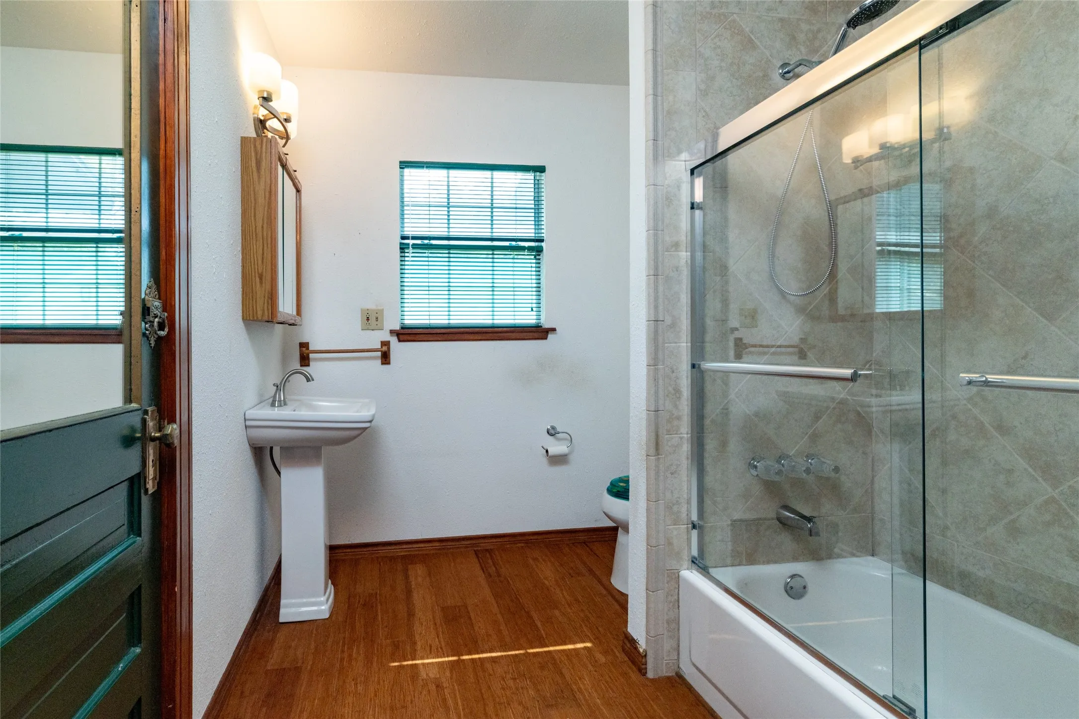 Single Family Residence For Sale in Parker County , 401 W Lee, Weatherford, Texas 76086, 2 Bedroom, 2 Bathroom, Garage spaces, 1,809 Sqft, built in 1898, mls#21391038, Real Estate Agent in Weatherford, Homes For Sale in Parker county, Homes For Sale in Weatherford, Realtor in Weatherford Texas, Real Estate Brokerage Independent Realty Texas, Luminita Cordes Realtor