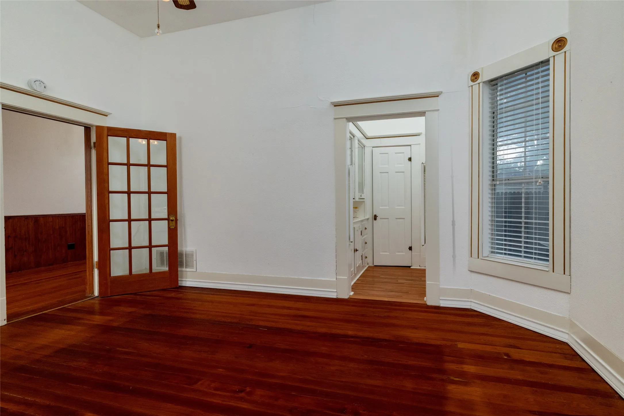 Single Family Residence For Sale in Parker County , 401 W Lee, Weatherford, Texas 76086, 2 Bedroom, 2 Bathroom, Garage spaces, 1,809 Sqft, built in 1898, mls#21391038, Real Estate Agent in Weatherford, Homes For Sale in Parker county, Homes For Sale in Weatherford, Realtor in Weatherford Texas, Real Estate Brokerage Independent Realty Texas, Luminita Cordes Realtor