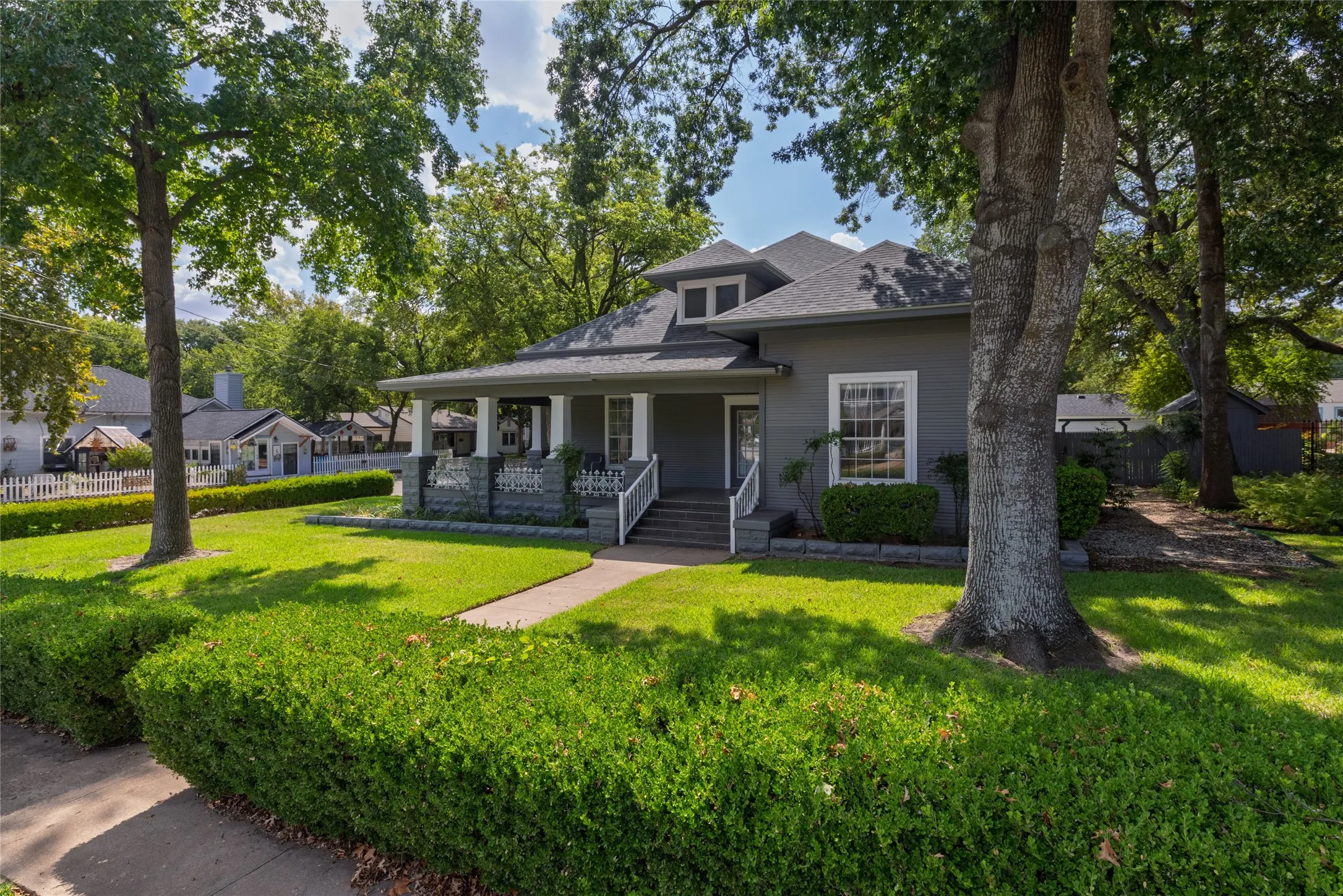 Single Family Residence For Sale in Parker County , 401 W Lee, Weatherford, Texas 76086, 2 Bedroom, 2 Bathroom, Garage spaces, 1,809 Sqft, built in 1898, mls#21391038, Real Estate Agent in Weatherford, Homes For Sale in Parker county, Homes For Sale in Weatherford, Realtor in Weatherford Texas, Real Estate Brokerage Independent Realty Texas, Luminita Cordes Realtor