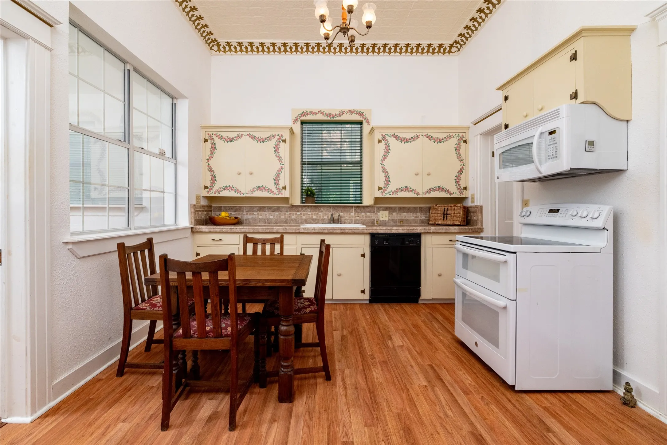 Single Family Residence For Sale in Parker County , 401 W Lee, Weatherford, Texas 76086, 2 Bedroom, 2 Bathroom, Garage spaces, 1,809 Sqft, built in 1898, mls#21391038, Real Estate Agent in Weatherford, Homes For Sale in Parker county, Homes For Sale in Weatherford, Realtor in Weatherford Texas, Real Estate Brokerage Independent Realty Texas, Luminita Cordes Realtor