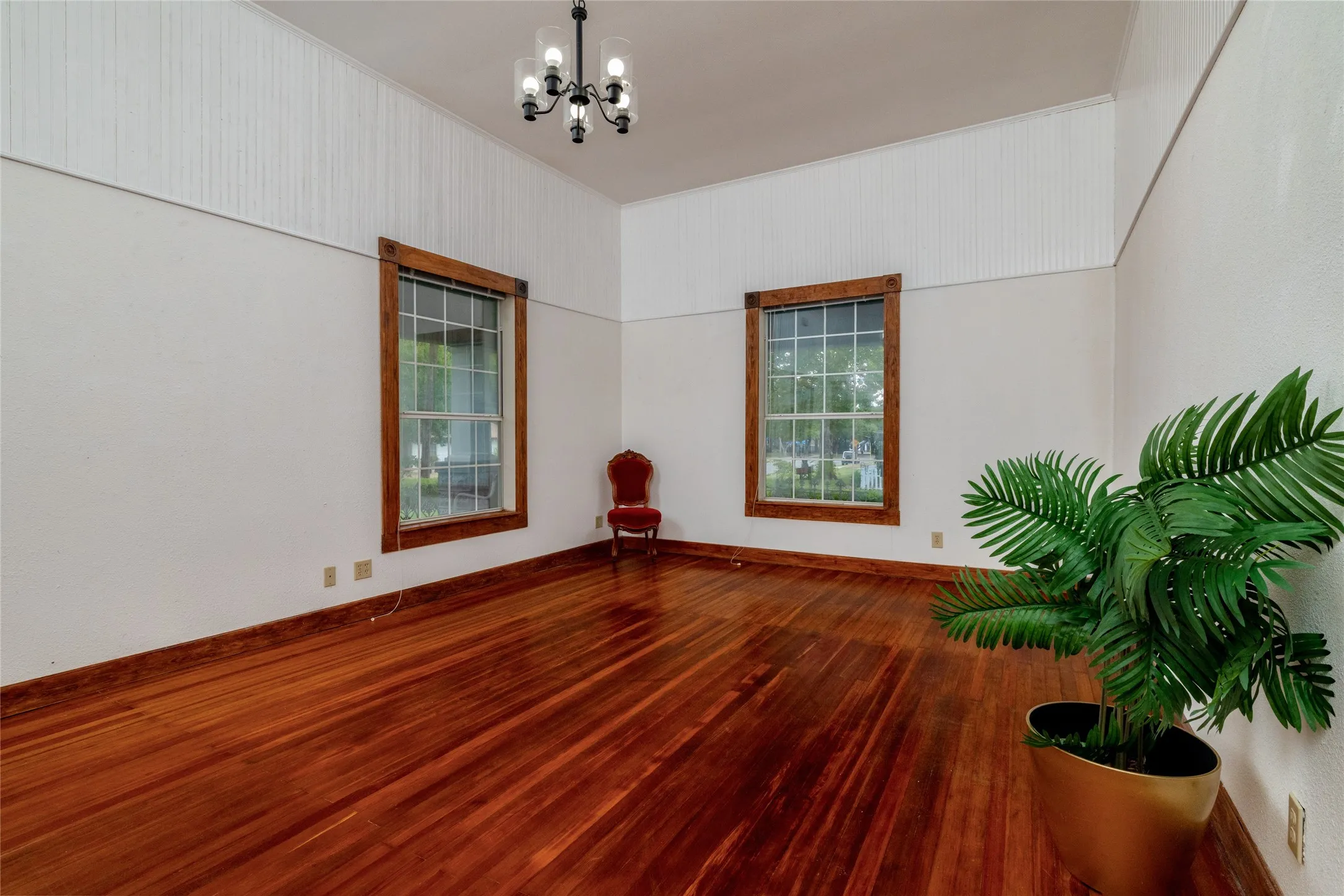 Single Family Residence For Sale in Parker County , 401 W Lee, Weatherford, Texas 76086, 2 Bedroom, 2 Bathroom, Garage spaces, 1,809 Sqft, built in 1898, mls#21391038, Real Estate Agent in Weatherford, Homes For Sale in Parker county, Homes For Sale in Weatherford, Realtor in Weatherford Texas, Real Estate Brokerage Independent Realty Texas, Luminita Cordes Realtor