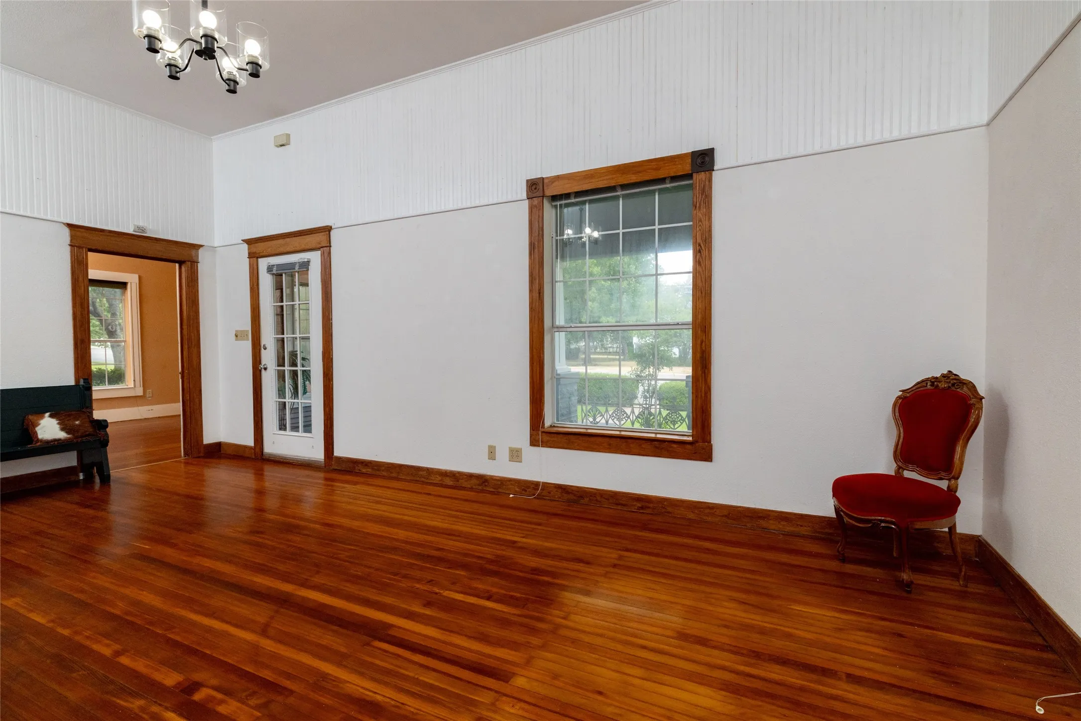 Single Family Residence For Sale in Parker County , 401 W Lee, Weatherford, Texas 76086, 2 Bedroom, 2 Bathroom, Garage spaces, 1,809 Sqft, built in 1898, mls#21391038, Real Estate Agent in Weatherford, Homes For Sale in Parker county, Homes For Sale in Weatherford, Realtor in Weatherford Texas, Real Estate Brokerage Independent Realty Texas, Luminita Cordes Realtor