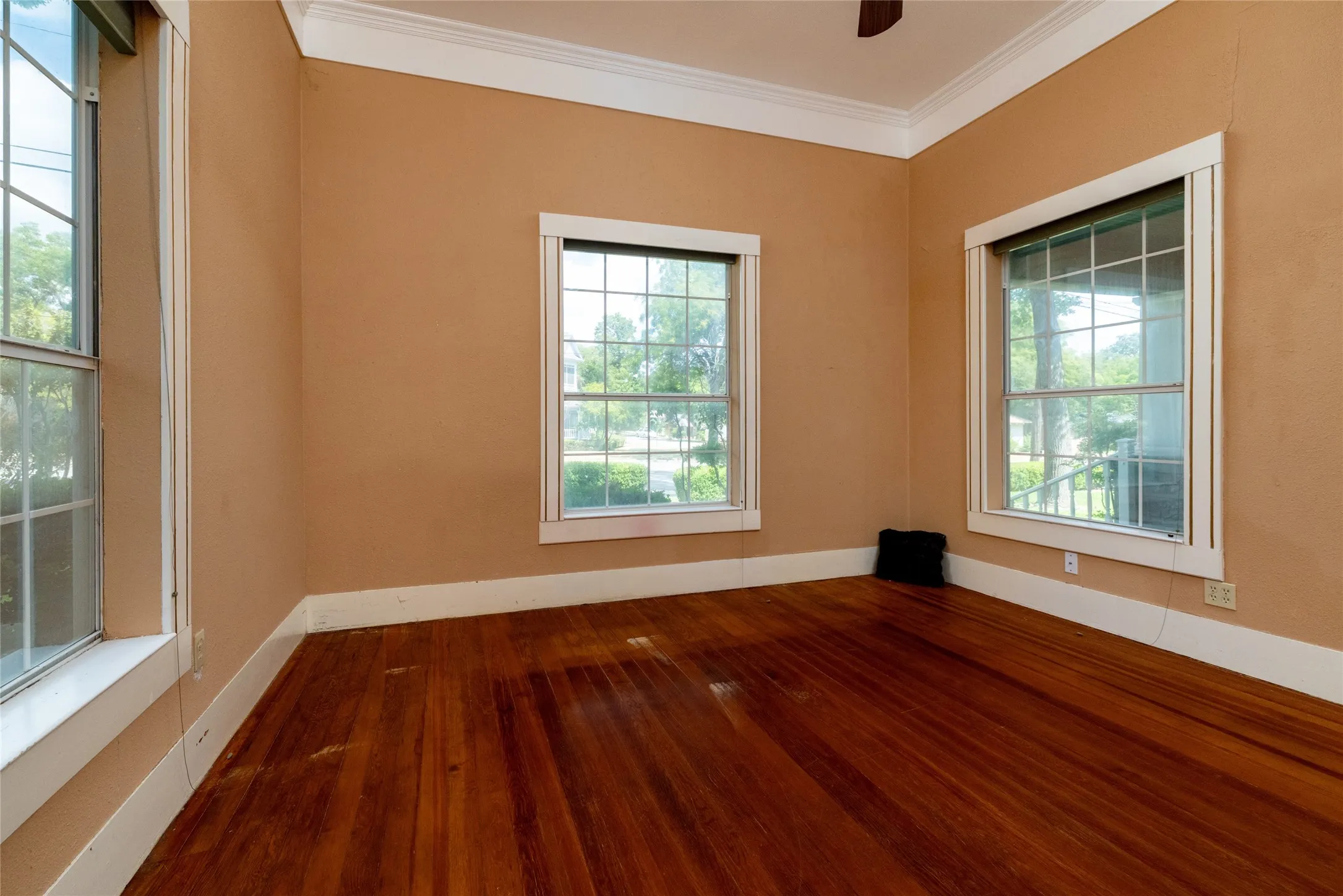Single Family Residence For Sale in Parker County , 401 W Lee, Weatherford, Texas 76086, 2 Bedroom, 2 Bathroom, Garage spaces, 1,809 Sqft, built in 1898, mls#21391038, Real Estate Agent in Weatherford, Homes For Sale in Parker county, Homes For Sale in Weatherford, Realtor in Weatherford Texas, Real Estate Brokerage Independent Realty Texas, Luminita Cordes Realtor