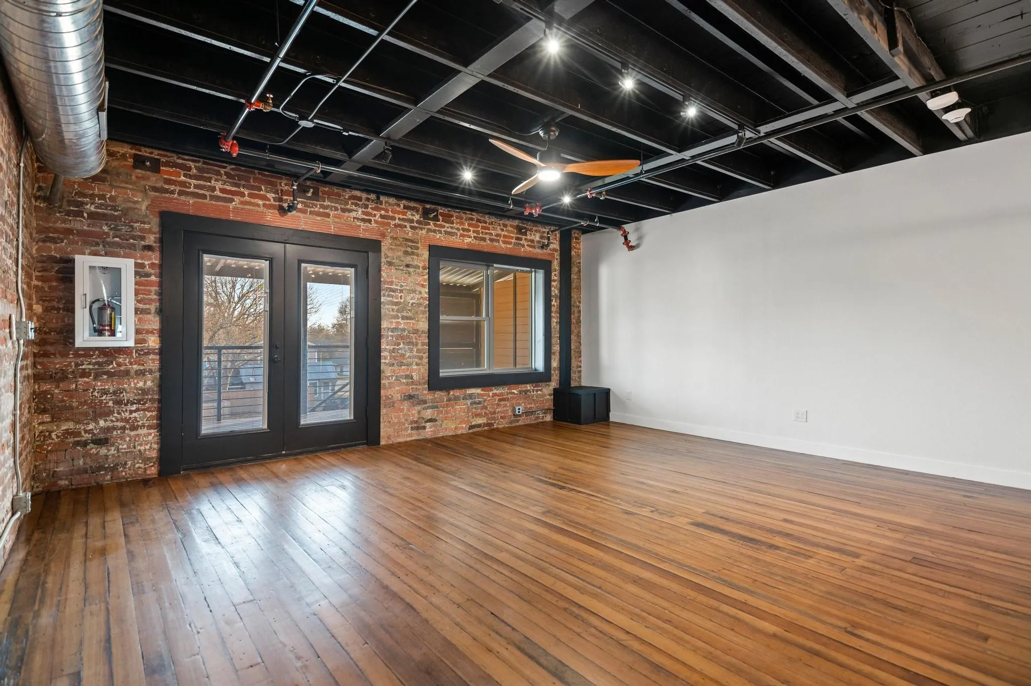 Retail For Sale in Grayson County , 330 W Lamar Street, Sherman, Texas 75090, 0, 0, Garage spaces, 0 Sqft, built in 1956, mls#21391599, Real Estate Agent in Sherman, Homes For Sale in Grayson county, Homes For Sale in Sherman, Realtor in Sherman Texas, Real Estate Brokerage Independent Realty Texas, Luminita Cordes Realtor