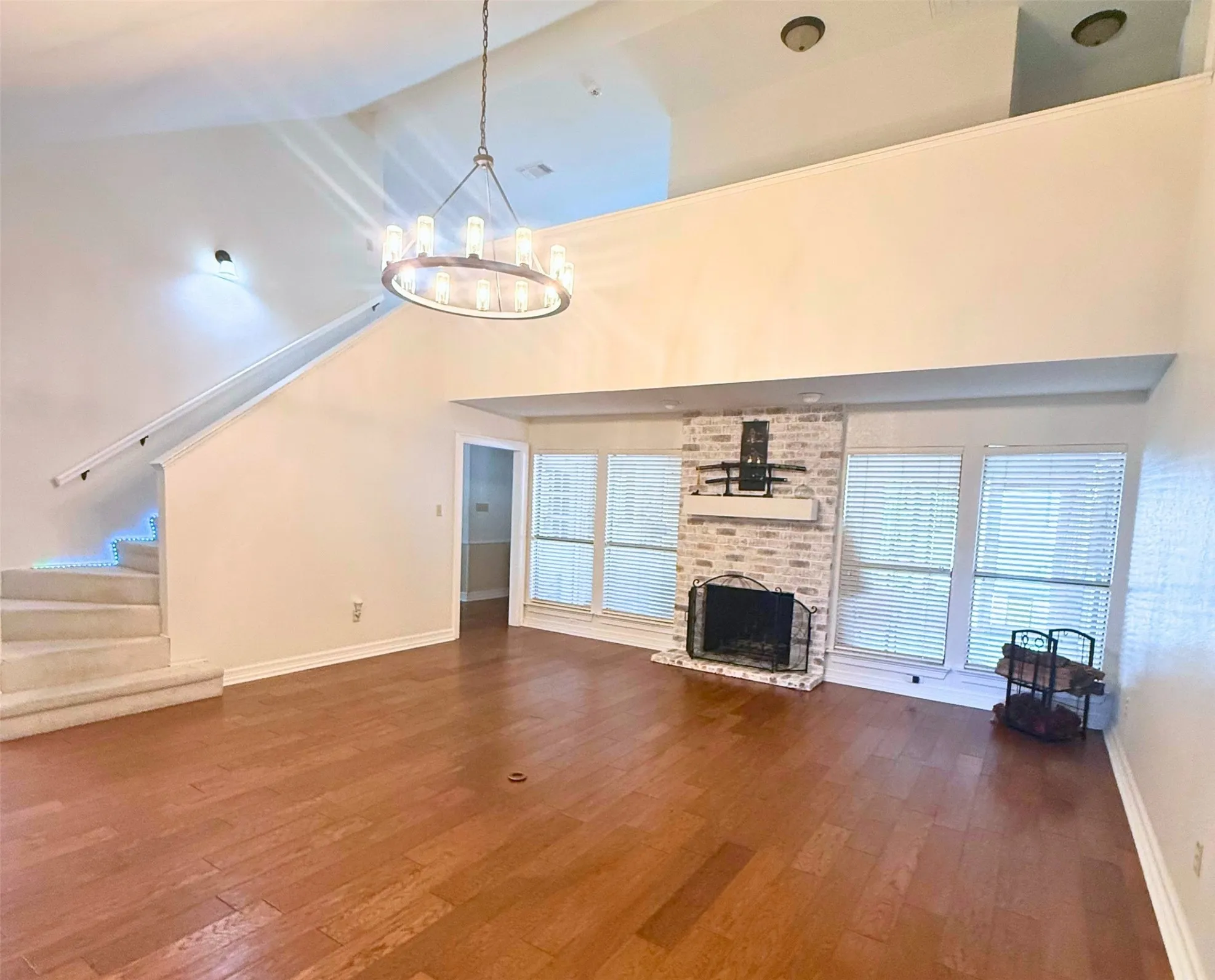 Single Family Residence For Sale in Tarrant County , 6004 Lakehurst Drive, Arlington, Texas 76016, 4 Bedroom, 4 Bathroom, 2 Garage spaces, 3,435 Sqft, built in 1984, mls#21374271, Real Estate Agent in Arlington, Homes For Sale in Tarrant county, Homes For Sale in Arlington, Realtor in Arlington Texas, Real Estate Brokerage Independent Realty Texas, Luminita Cordes Realtor