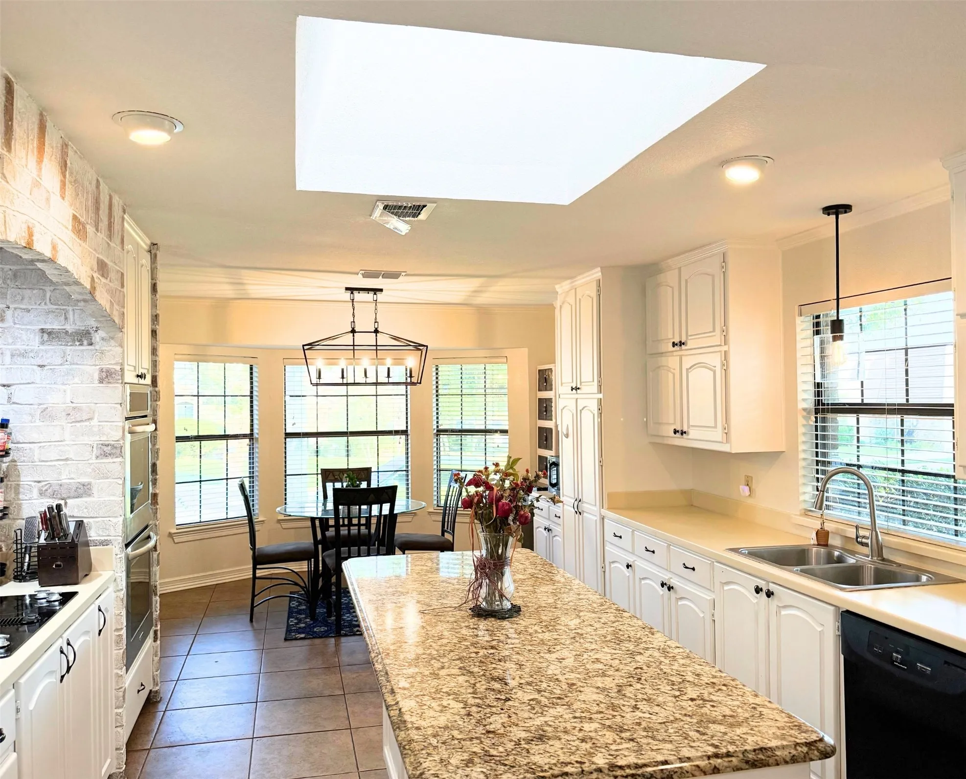 Single Family Residence For Sale in Tarrant County , 6004 Lakehurst Drive, Arlington, Texas 76016, 4 Bedroom, 4 Bathroom, 2 Garage spaces, 3,435 Sqft, built in 1984, mls#21374271, Real Estate Agent in Arlington, Homes For Sale in Tarrant county, Homes For Sale in Arlington, Realtor in Arlington Texas, Real Estate Brokerage Independent Realty Texas, Luminita Cordes Realtor
