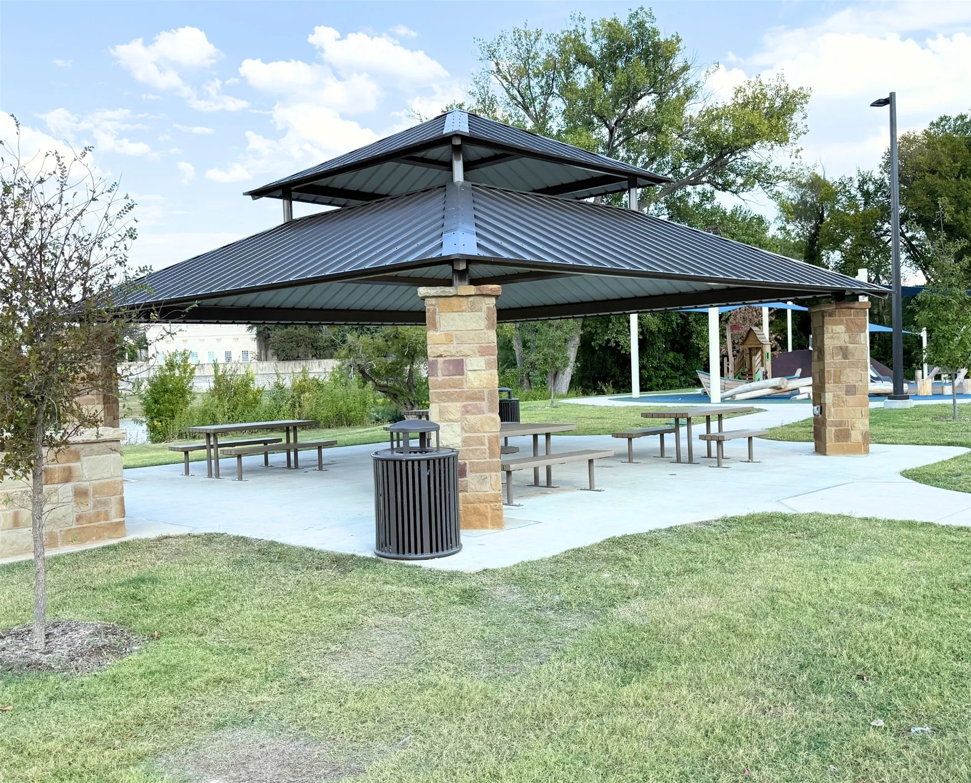 Single Family Residence For Sale in Tarrant County , 6004 Lakehurst Drive, Arlington, Texas 76016, 4 Bedroom, 4 Bathroom, 2 Garage spaces, 3,435 Sqft, built in 1984, mls#21374271, Real Estate Agent in Arlington, Homes For Sale in Tarrant county, Homes For Sale in Arlington, Realtor in Arlington Texas, Real Estate Brokerage Independent Realty Texas, Luminita Cordes Realtor