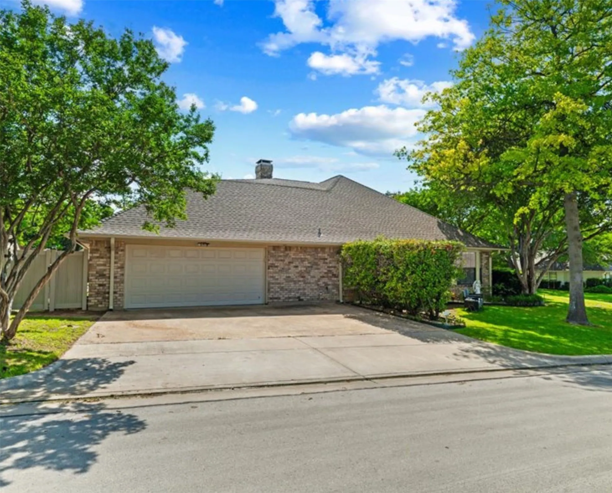 Single Family Residence For Sale in Tarrant County , 6004 Lakehurst Drive, Arlington, Texas 76016, 4 Bedroom, 4 Bathroom, 2 Garage spaces, 3,435 Sqft, built in 1984, mls#21374271, Real Estate Agent in Arlington, Homes For Sale in Tarrant county, Homes For Sale in Arlington, Realtor in Arlington Texas, Real Estate Brokerage Independent Realty Texas, Luminita Cordes Realtor