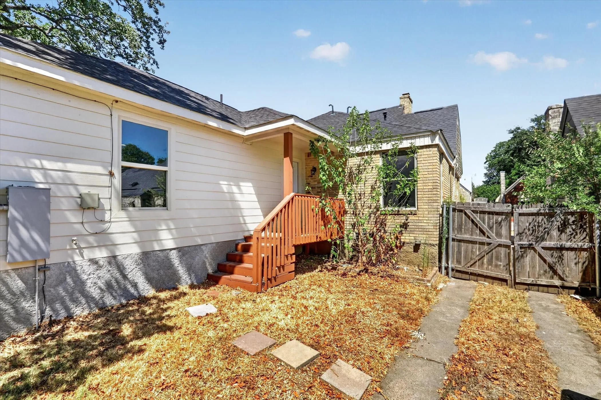Single Family Residence For Sale in Dallas County , 1214 E Waco Avenue, Dallas, Texas 75216, 3 Bedroom, 2 Bathroom, 1 Garage spaces, 1,918 Sqft, built in 1939, mls#21390643, Real Estate Agent in Dallas, Homes For Sale in Dallas county, Homes For Sale in Dallas, Realtor in Dallas Texas, Real Estate Brokerage Independent Realty Texas, Luminita Cordes Realtor