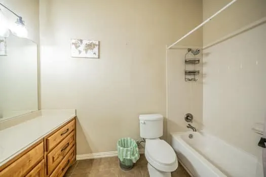 Tub/shower combination with a single-handle faucet, very spacious