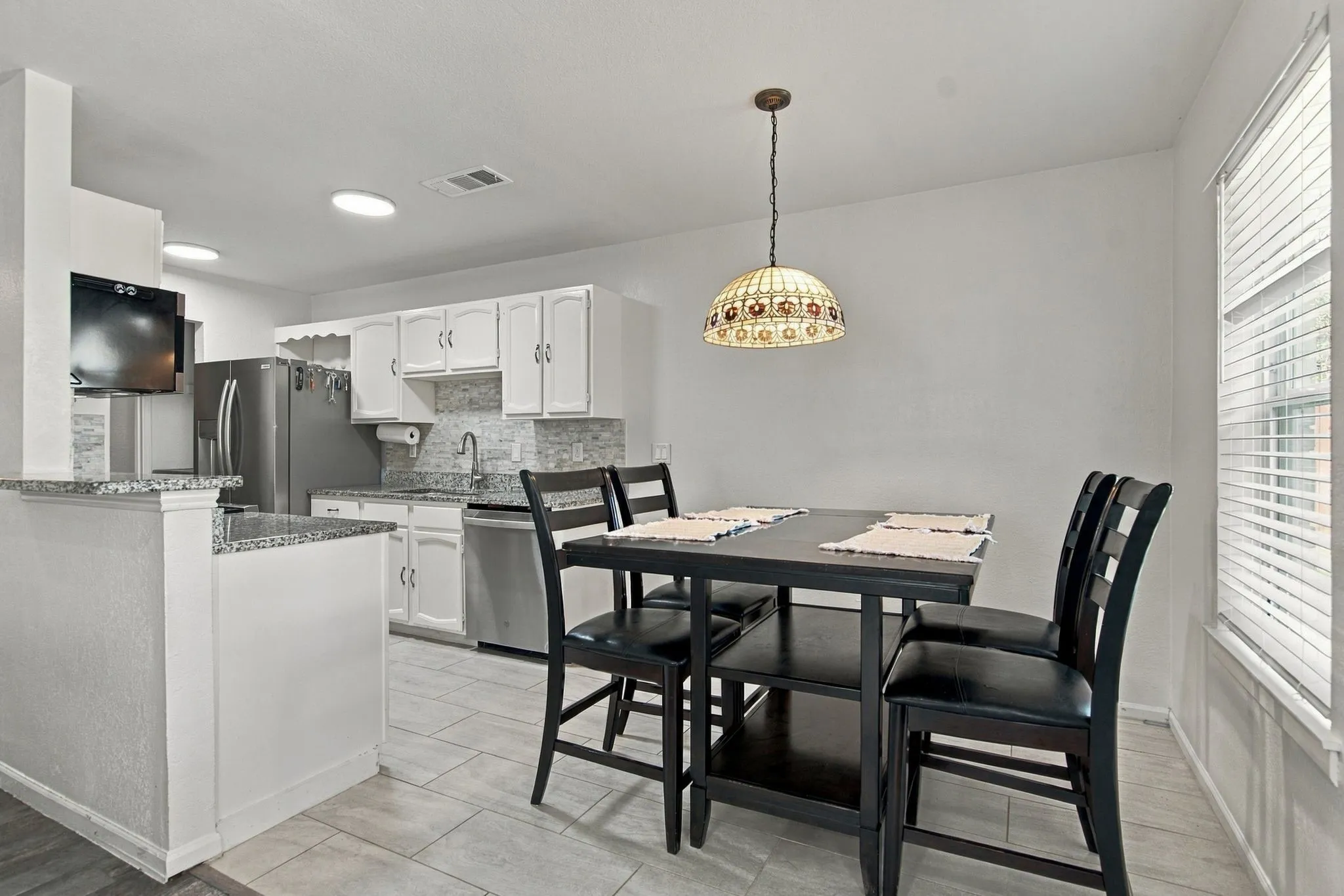 Single Family Residence For Sale in Tarrant County , 831 Beverly Drive, Grapevine, Texas 76051, 3 Bedroom, 2 Bathroom, 2 Garage spaces, 1,458 Sqft, built in 1982, mls#21391609, Real Estate Agent in Grapevine, Homes For Sale in Tarrant county, Homes For Sale in Grapevine, Realtor in Grapevine Texas, Real Estate Brokerage Independent Realty Texas, Luminita Cordes Realtor