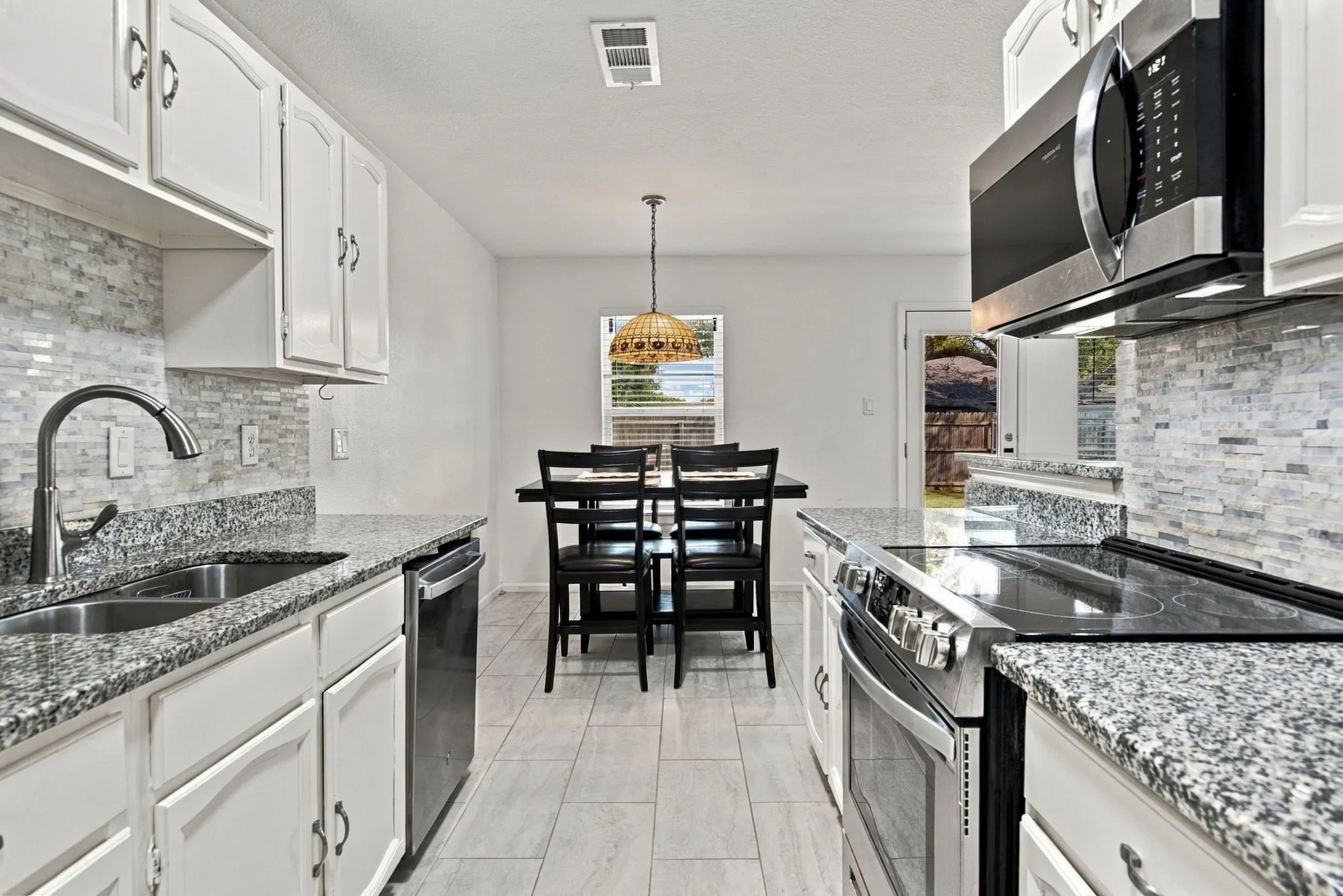 Single Family Residence For Sale in Tarrant County , 831 Beverly Drive, Grapevine, Texas 76051, 3 Bedroom, 2 Bathroom, 2 Garage spaces, 1,458 Sqft, built in 1982, mls#21391609, Real Estate Agent in Grapevine, Homes For Sale in Tarrant county, Homes For Sale in Grapevine, Realtor in Grapevine Texas, Real Estate Brokerage Independent Realty Texas, Luminita Cordes Realtor
