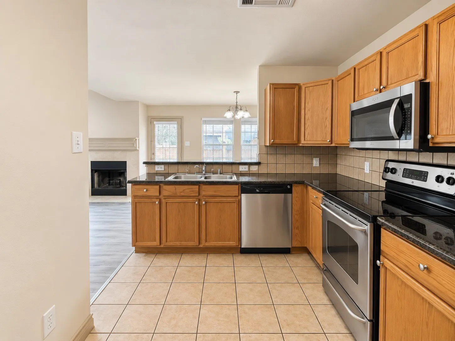 Townhouse For Sale in Tarrant County , 12620 Bay Avenue, Fort Worth, Texas 76040, 3 Bedroom, 3 Bathroom, 1 Garage spaces, 1,763 Sqft, built in 2005, mls#21391348, Real Estate Agent in Fort Worth, Homes For Sale in Tarrant county, Homes For Sale in Fort Worth, Realtor in Fort Worth Texas, Real Estate Brokerage Independent Realty Texas, Luminita Cordes Realtor