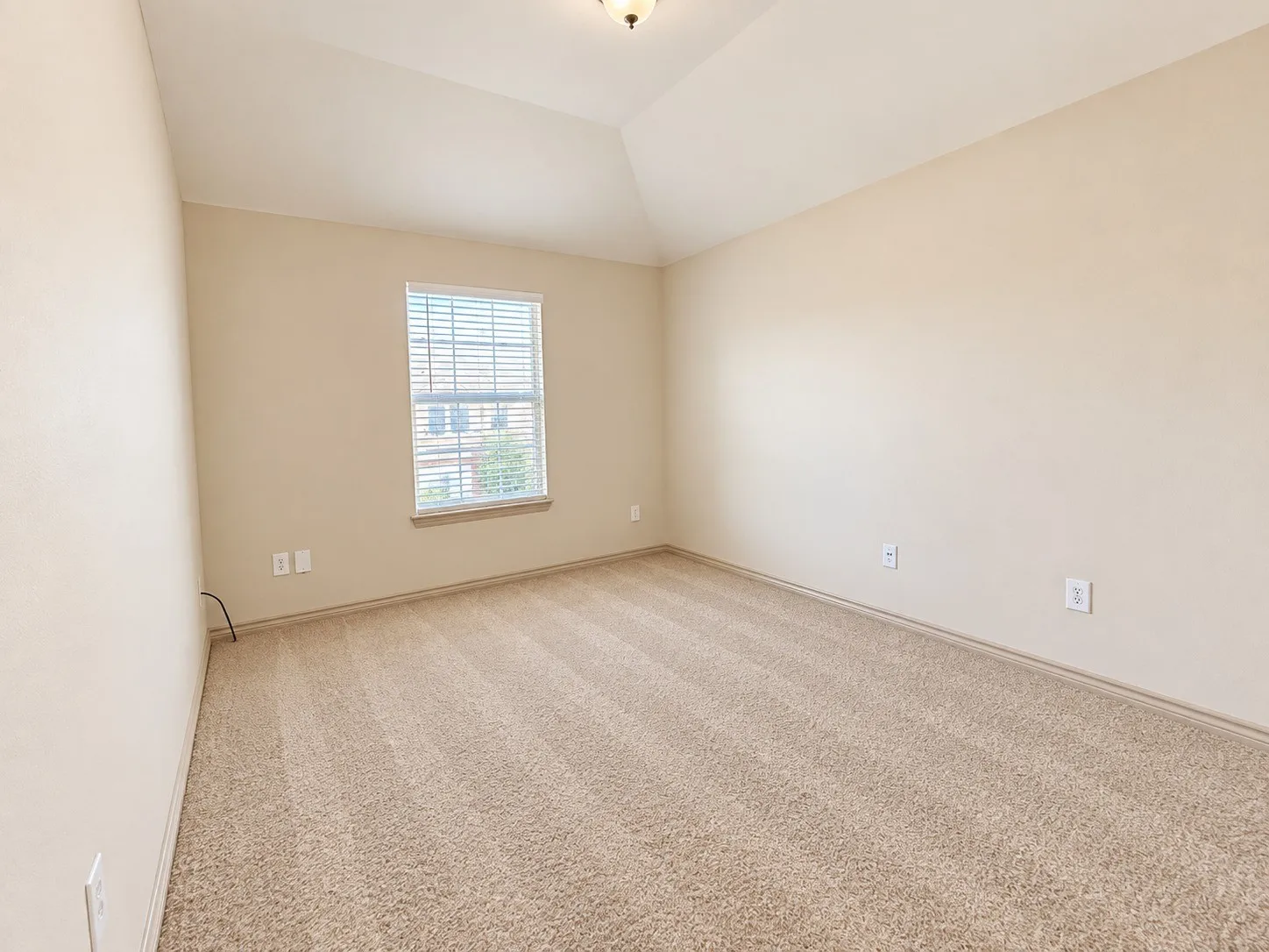 Townhouse For Sale in Tarrant County , 12620 Bay Avenue, Fort Worth, Texas 76040, 3 Bedroom, 3 Bathroom, 1 Garage spaces, 1,763 Sqft, built in 2005, mls#21391348, Real Estate Agent in Fort Worth, Homes For Sale in Tarrant county, Homes For Sale in Fort Worth, Realtor in Fort Worth Texas, Real Estate Brokerage Independent Realty Texas, Luminita Cordes Realtor