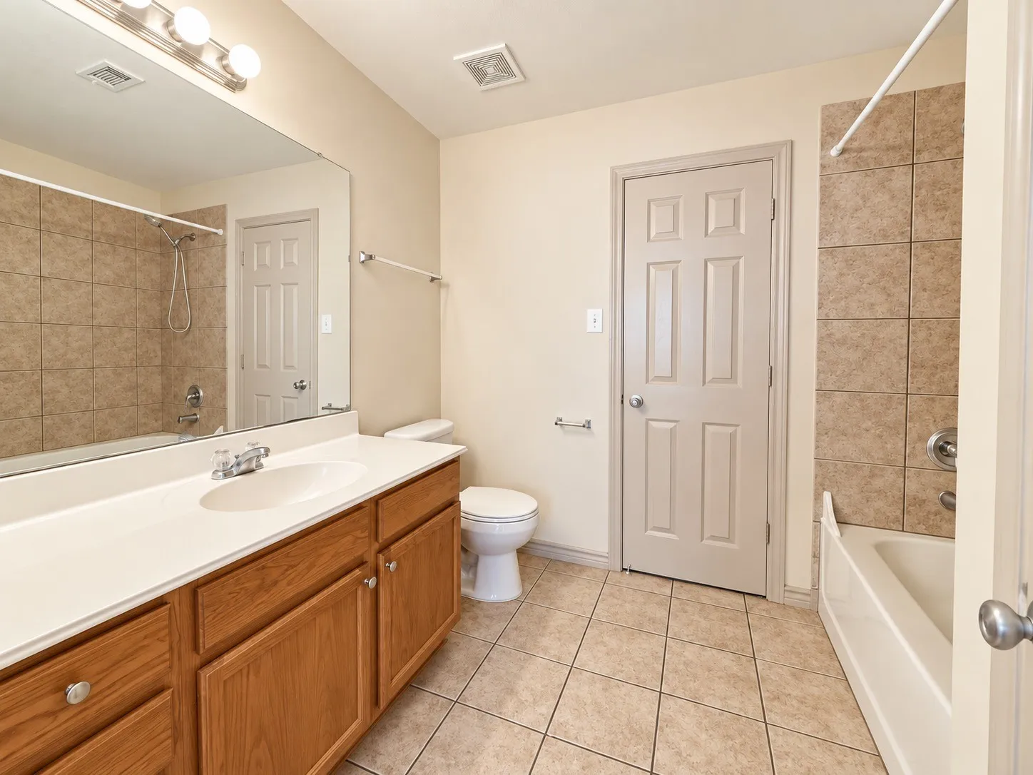 Townhouse For Sale in Tarrant County , 12620 Bay Avenue, Fort Worth, Texas 76040, 3 Bedroom, 3 Bathroom, 1 Garage spaces, 1,763 Sqft, built in 2005, mls#21391348, Real Estate Agent in Fort Worth, Homes For Sale in Tarrant county, Homes For Sale in Fort Worth, Realtor in Fort Worth Texas, Real Estate Brokerage Independent Realty Texas, Luminita Cordes Realtor