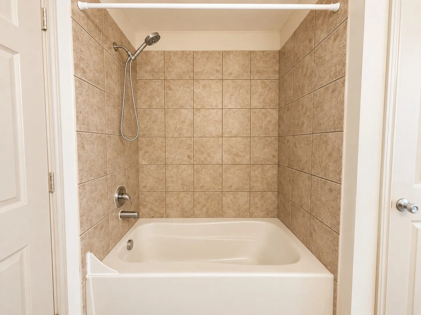 Townhouse For Sale in Tarrant County , 12620 Bay Avenue, Fort Worth, Texas 76040, 3 Bedroom, 3 Bathroom, 1 Garage spaces, 1,763 Sqft, built in 2005, mls#21391348, Real Estate Agent in Fort Worth, Homes For Sale in Tarrant county, Homes For Sale in Fort Worth, Realtor in Fort Worth Texas, Real Estate Brokerage Independent Realty Texas, Luminita Cordes Realtor