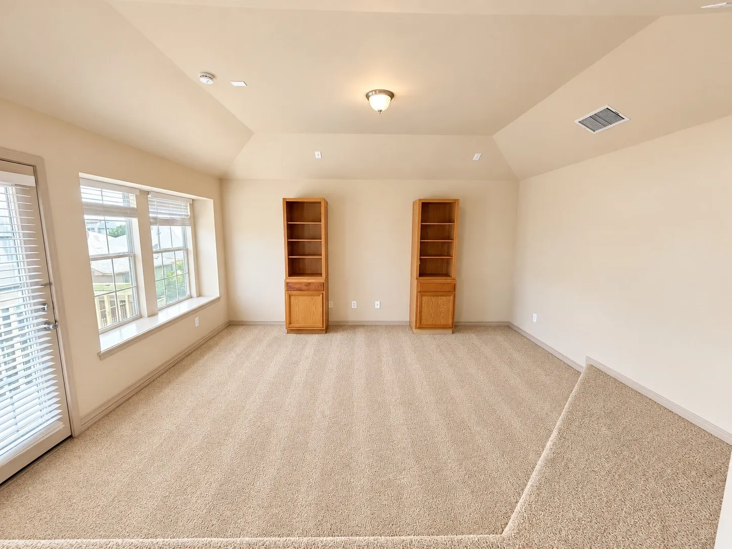 Townhouse For Sale in Tarrant County , 12620 Bay Avenue, Fort Worth, Texas 76040, 3 Bedroom, 3 Bathroom, 1 Garage spaces, 1,763 Sqft, built in 2005, mls#21391348, Real Estate Agent in Fort Worth, Homes For Sale in Tarrant county, Homes For Sale in Fort Worth, Realtor in Fort Worth Texas, Real Estate Brokerage Independent Realty Texas, Luminita Cordes Realtor