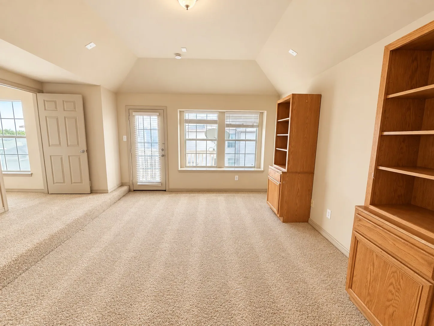 Townhouse For Sale in Tarrant County , 12620 Bay Avenue, Fort Worth, Texas 76040, 3 Bedroom, 3 Bathroom, 1 Garage spaces, 1,763 Sqft, built in 2005, mls#21391348, Real Estate Agent in Fort Worth, Homes For Sale in Tarrant county, Homes For Sale in Fort Worth, Realtor in Fort Worth Texas, Real Estate Brokerage Independent Realty Texas, Luminita Cordes Realtor