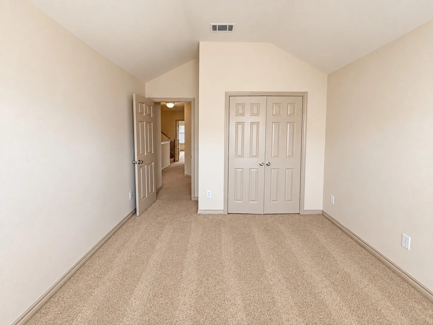 Townhouse For Sale in Tarrant County , 12620 Bay Avenue, Fort Worth, Texas 76040, 3 Bedroom, 3 Bathroom, 1 Garage spaces, 1,763 Sqft, built in 2005, mls#21391348, Real Estate Agent in Fort Worth, Homes For Sale in Tarrant county, Homes For Sale in Fort Worth, Realtor in Fort Worth Texas, Real Estate Brokerage Independent Realty Texas, Luminita Cordes Realtor