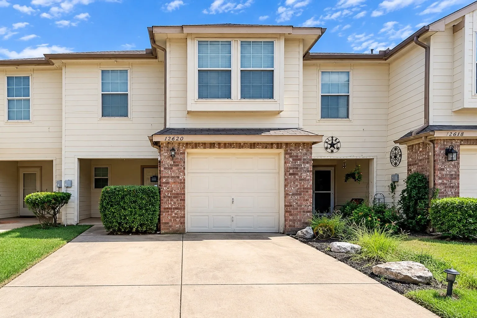 Townhouse For Sale in Tarrant County , 12620 Bay Avenue, Fort Worth, Texas 76040, 3 Bedroom, 3 Bathroom, 1 Garage spaces, 1,763 Sqft, built in 2005, mls#21391348, Real Estate Agent in Fort Worth, Homes For Sale in Tarrant county, Homes For Sale in Fort Worth, Realtor in Fort Worth Texas, Real Estate Brokerage Independent Realty Texas, Luminita Cordes Realtor
