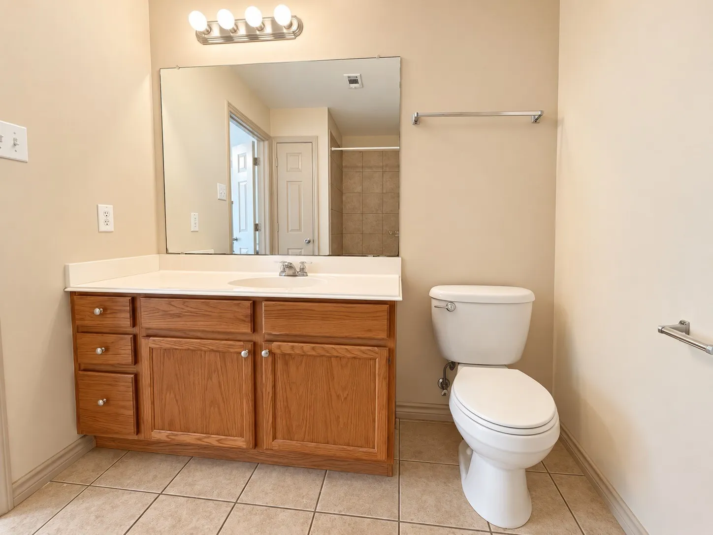Townhouse For Sale in Tarrant County , 12620 Bay Avenue, Fort Worth, Texas 76040, 3 Bedroom, 3 Bathroom, 1 Garage spaces, 1,763 Sqft, built in 2005, mls#21391348, Real Estate Agent in Fort Worth, Homes For Sale in Tarrant county, Homes For Sale in Fort Worth, Realtor in Fort Worth Texas, Real Estate Brokerage Independent Realty Texas, Luminita Cordes Realtor
