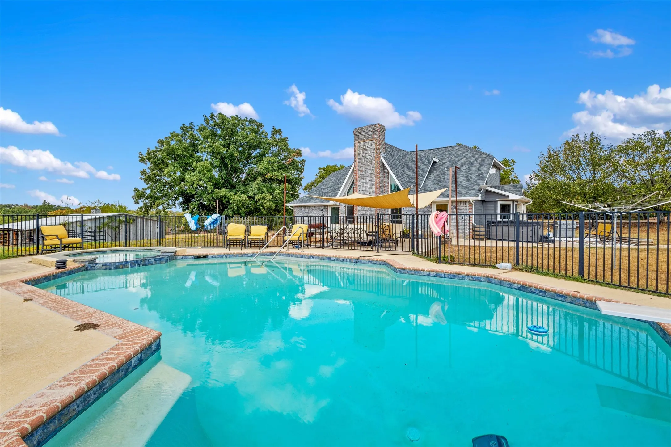 Single Family Residence For Sale in Grayson County , 668 Cleve Cole Road, Denison, Texas 75021, 3 Bedroom, 3 Bathroom, 4 Garage spaces, 2,204 Sqft, built in 1986, mls#21391520, Real Estate Agent in Denison, Homes For Sale in Grayson county, Homes For Sale in Denison, Realtor in Denison Texas, Real Estate Brokerage Independent Realty Texas, Luminita Cordes Realtor