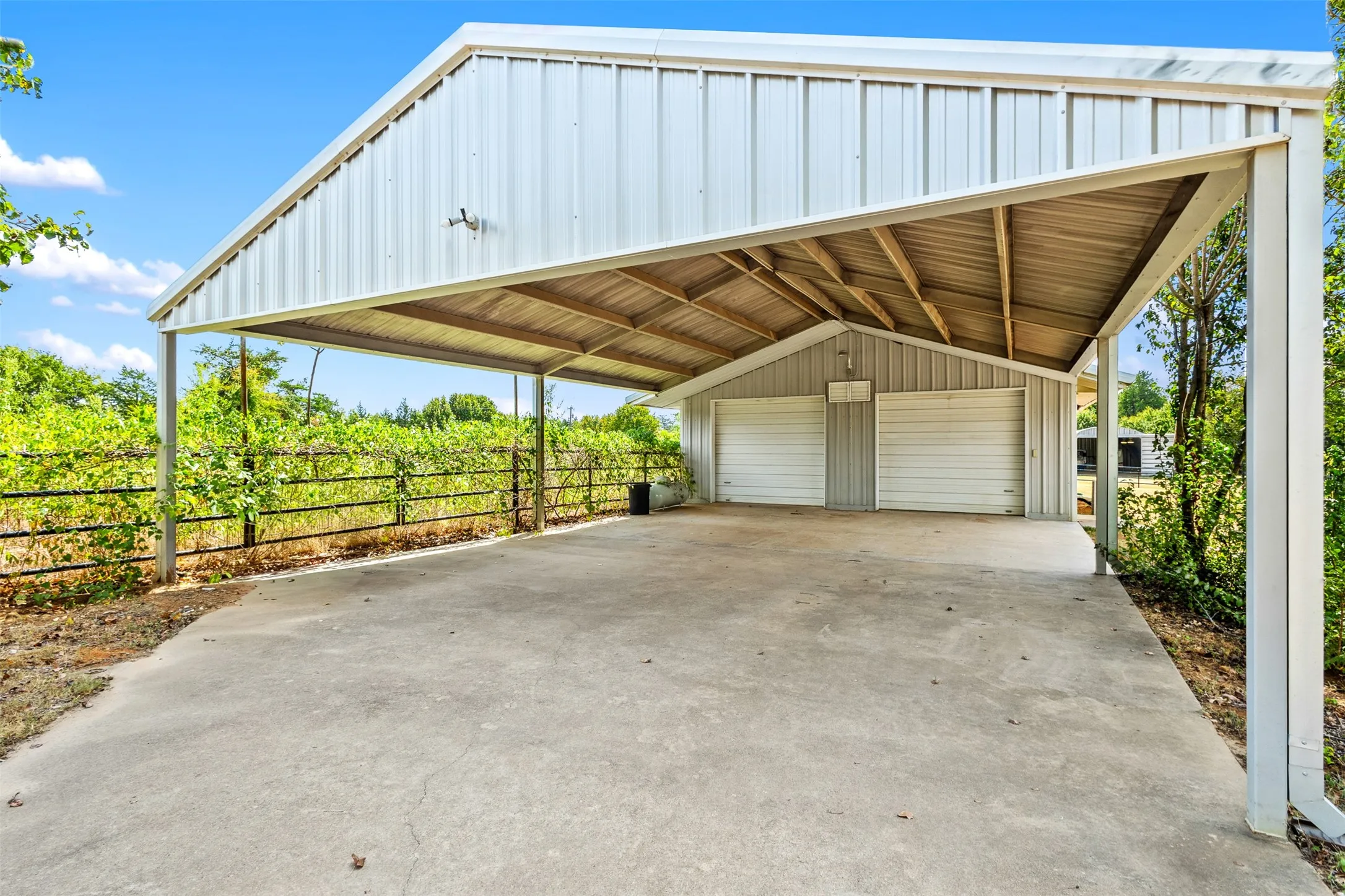 Single Family Residence For Sale in Grayson County , 668 Cleve Cole Road, Denison, Texas 75021, 3 Bedroom, 3 Bathroom, 4 Garage spaces, 2,204 Sqft, built in 1986, mls#21391520, Real Estate Agent in Denison, Homes For Sale in Grayson county, Homes For Sale in Denison, Realtor in Denison Texas, Real Estate Brokerage Independent Realty Texas, Luminita Cordes Realtor