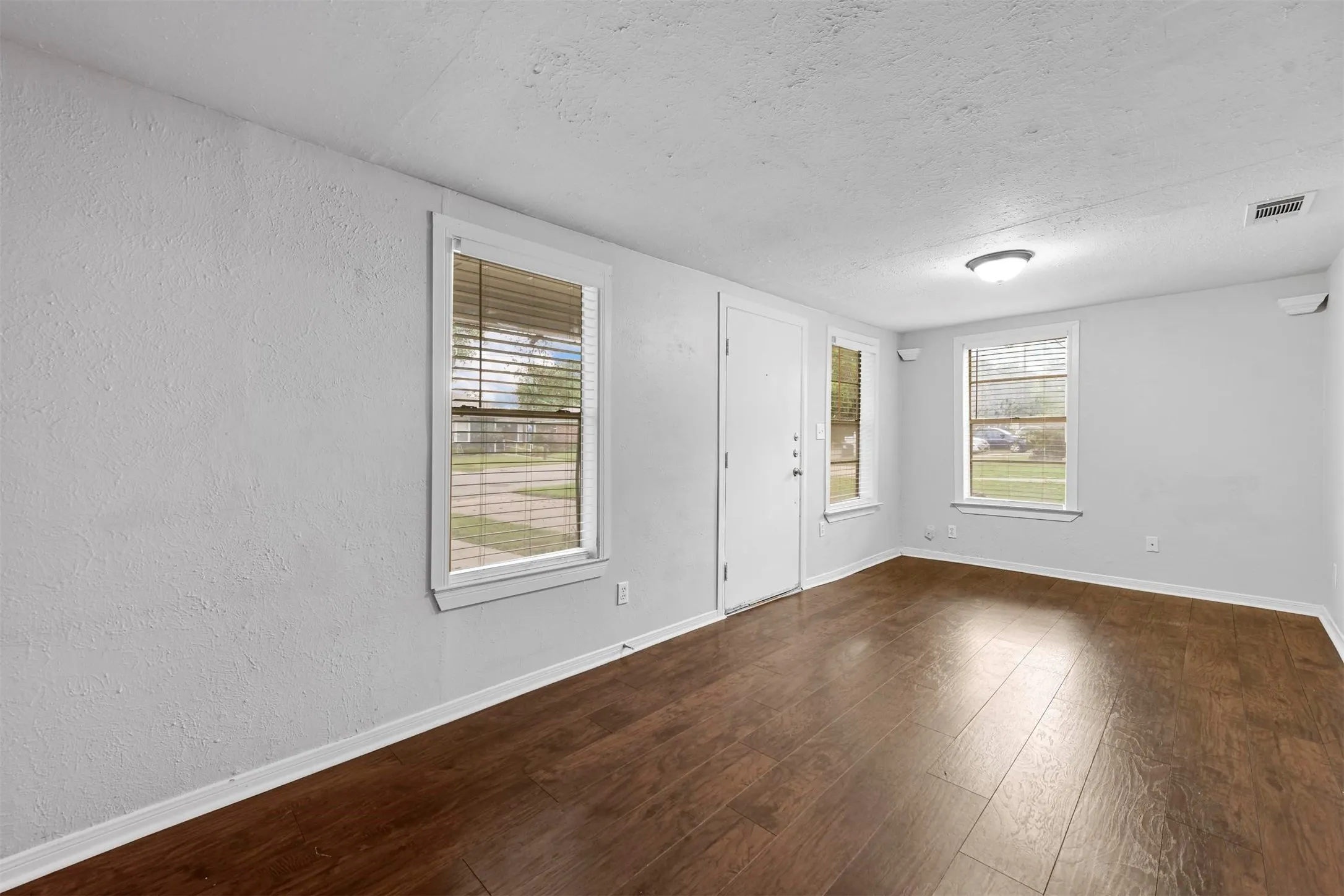 Duplex For Rent in Denton County , 521 Ruth Street A, Denton, Texas 76205, 2 Bedroom, 2 Bathroom, Garage spaces, 1,000 Sqft, built in 1959, mls#21391619, Real Estate Agent in Denton, Homes For Rent in Denton county, Homes For Rent in Denton, Realtor in Denton Texas, Real Estate Brokerage Independent Realty Texas, Luminita Cordes Realtor