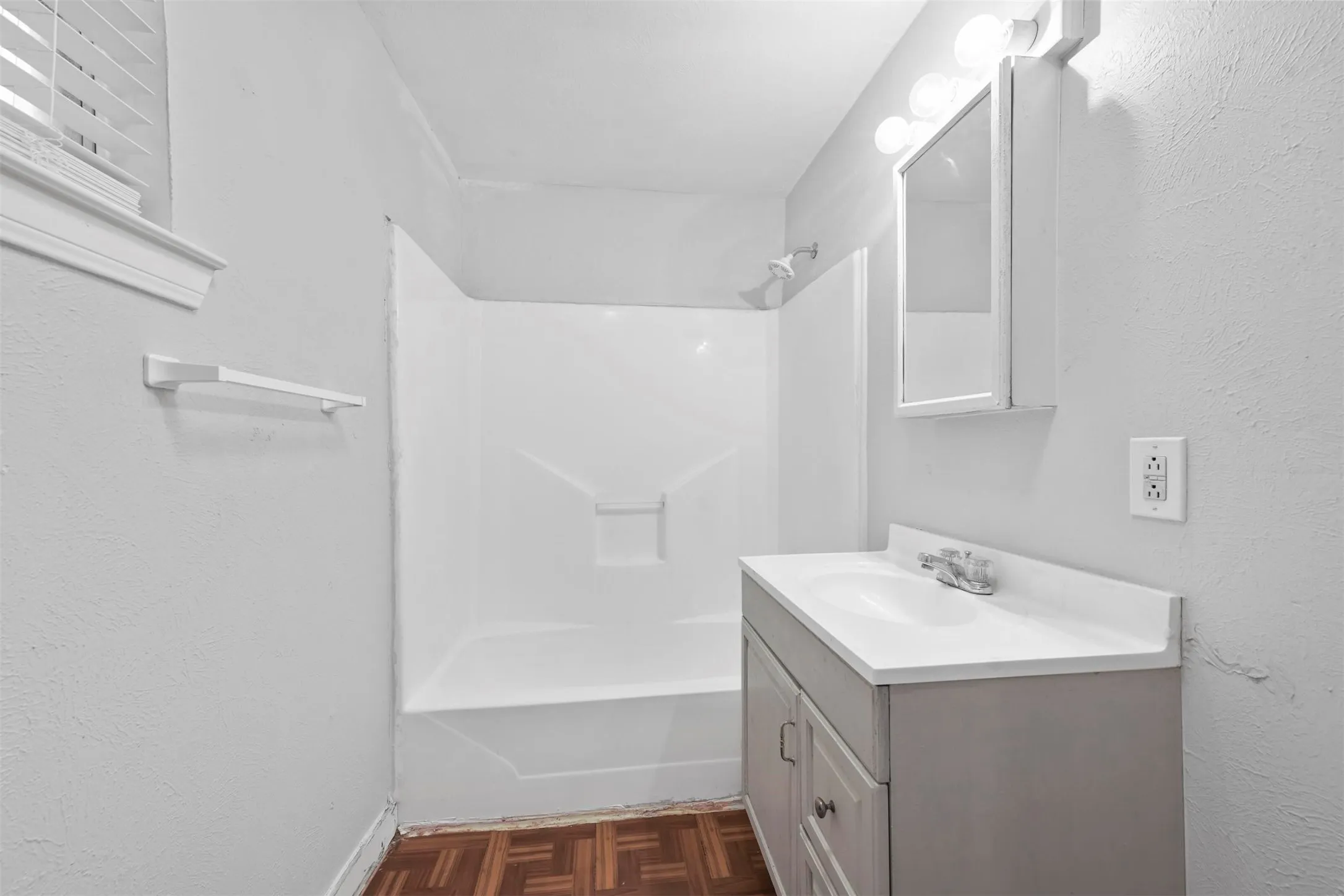 Duplex For Rent in Denton County , 521 Ruth Street A, Denton, Texas 76205, 2 Bedroom, 2 Bathroom, Garage spaces, 1,000 Sqft, built in 1959, mls#21391619, Real Estate Agent in Denton, Homes For Rent in Denton county, Homes For Rent in Denton, Realtor in Denton Texas, Real Estate Brokerage Independent Realty Texas, Luminita Cordes Realtor